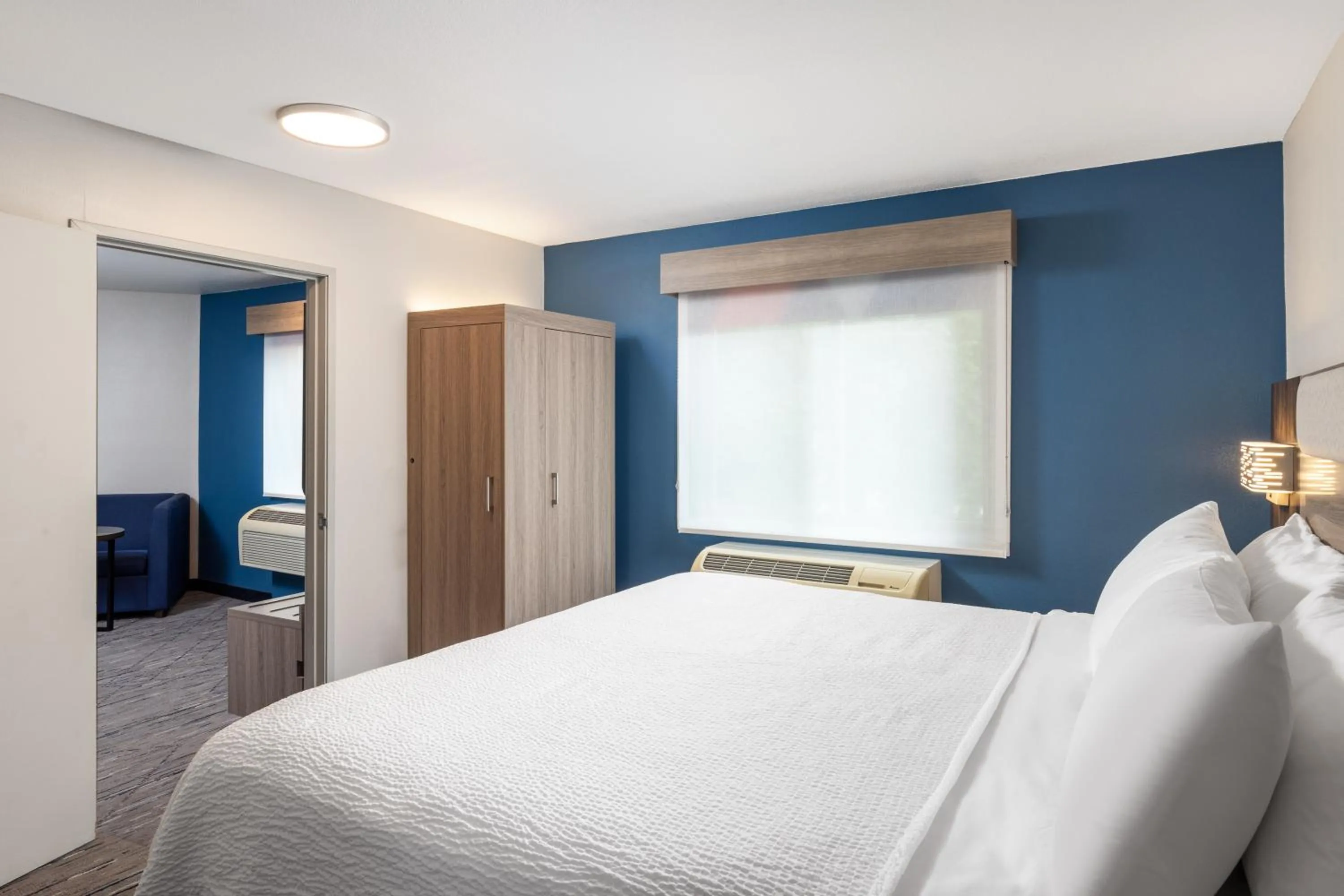 Bedroom, Bed in Holiday Inn Express Portland South - Lake Oswego by IHG