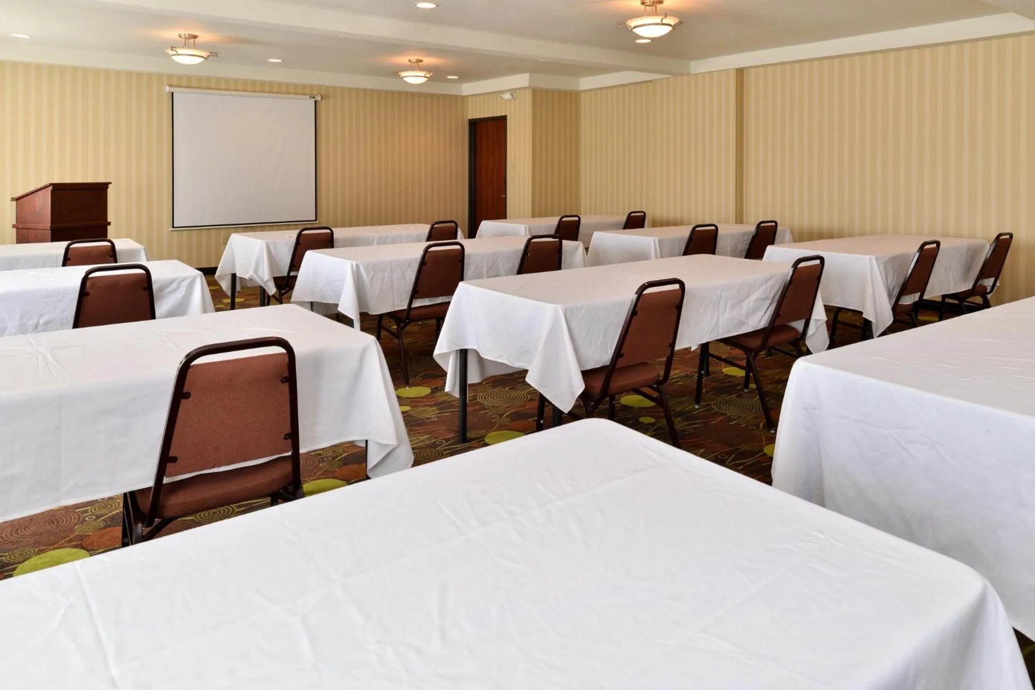 Meeting/conference room in Holiday Inn Express Portland South - Lake Oswego by IHG