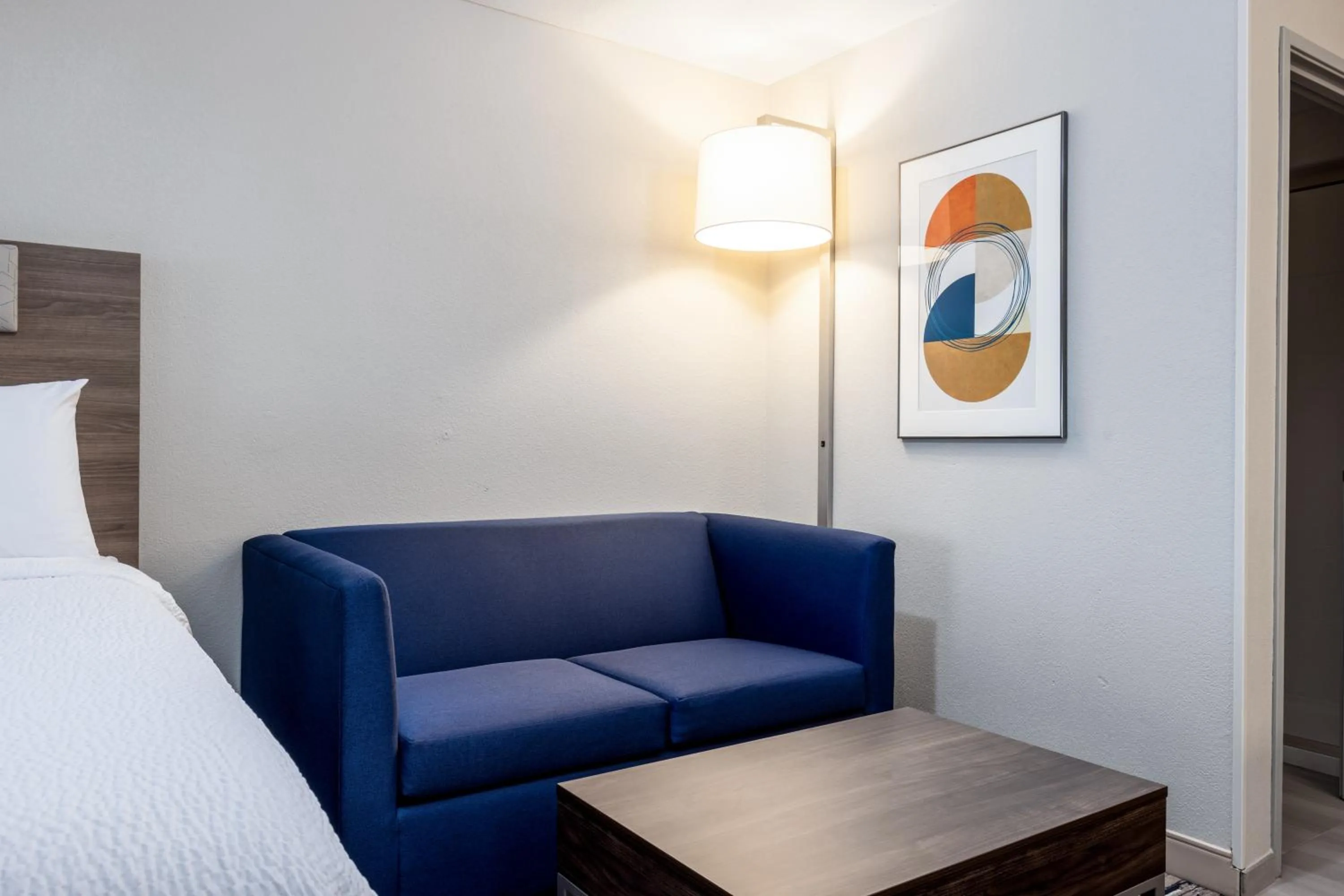 Seating area, Bed in Holiday Inn Express Portland South - Lake Oswego by IHG