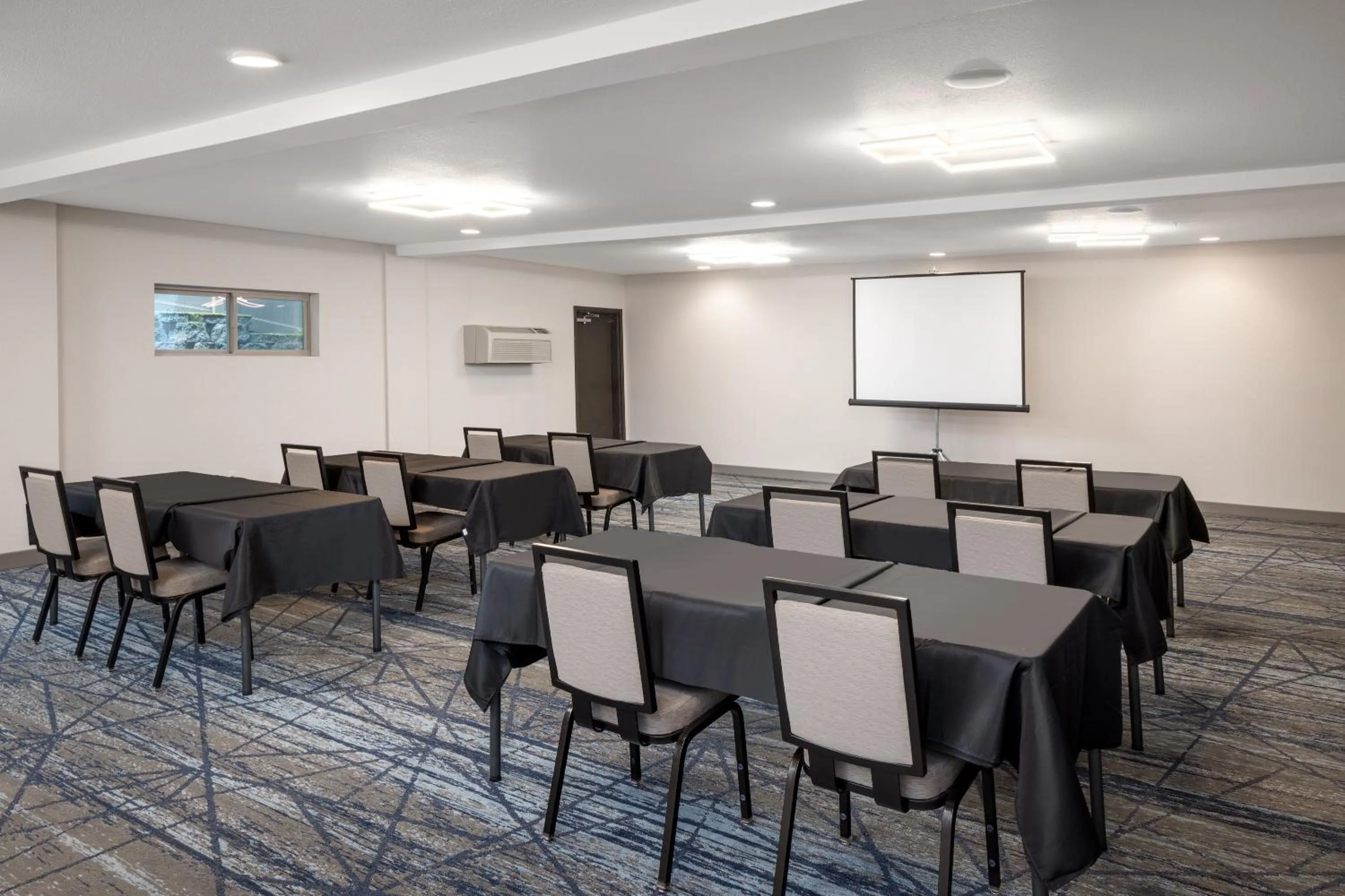 Meeting/conference room in Holiday Inn Express Portland South - Lake Oswego by IHG