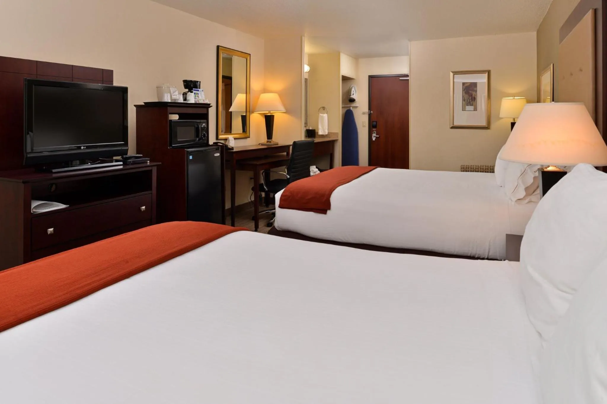 Photo of the whole room, Bed in Holiday Inn Express Portland South - Lake Oswego by IHG