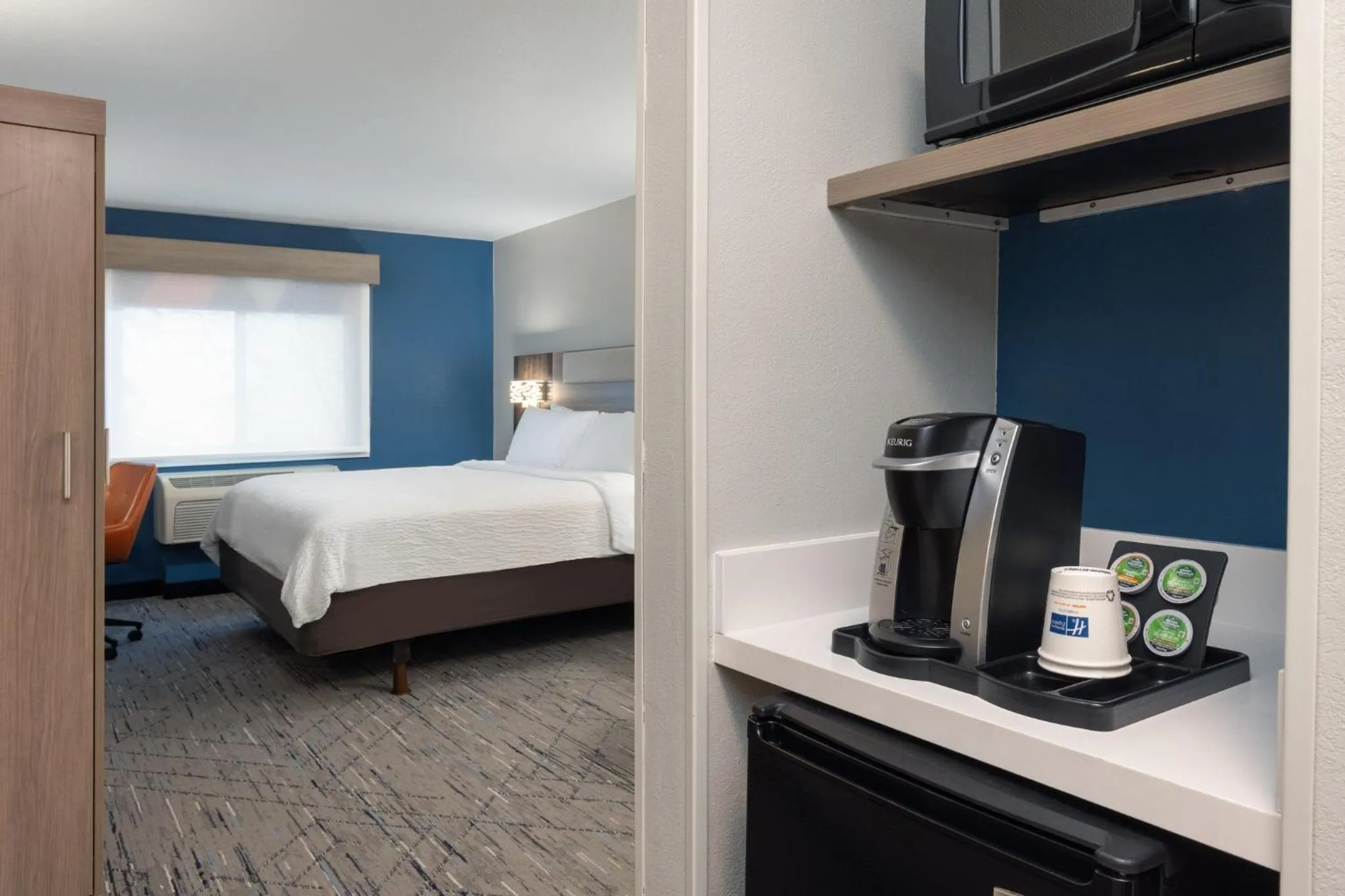 Photo of the whole room, Bed in Holiday Inn Express Portland South - Lake Oswego by IHG