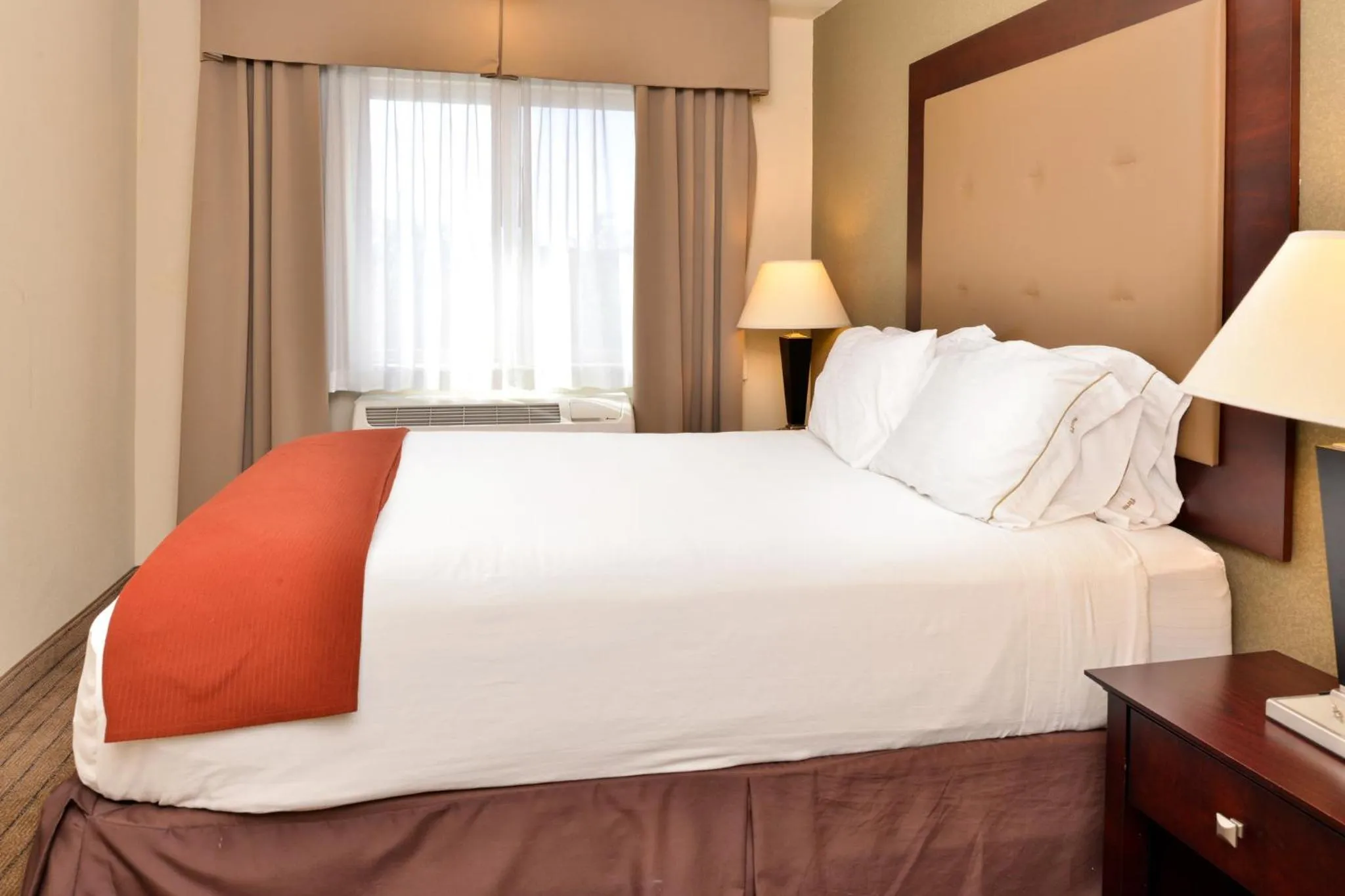 Photo of the whole room, Bed in Holiday Inn Express Portland South - Lake Oswego by IHG