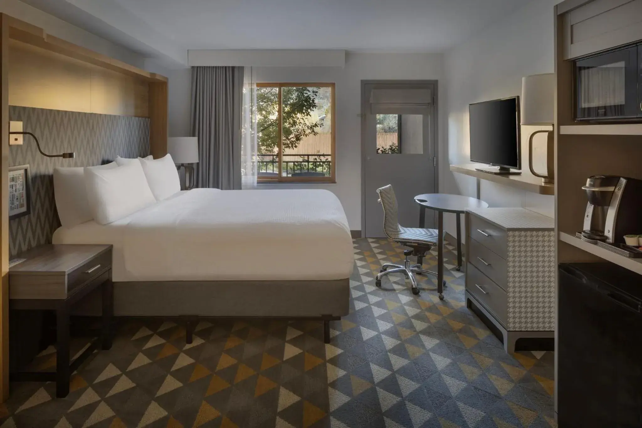 Standard King Room with Courtyard View in Holiday Inn Steamboat Springs by IHG Standard King Room with Courtyard View in Holiday Inn Steamboat Springs by IHG