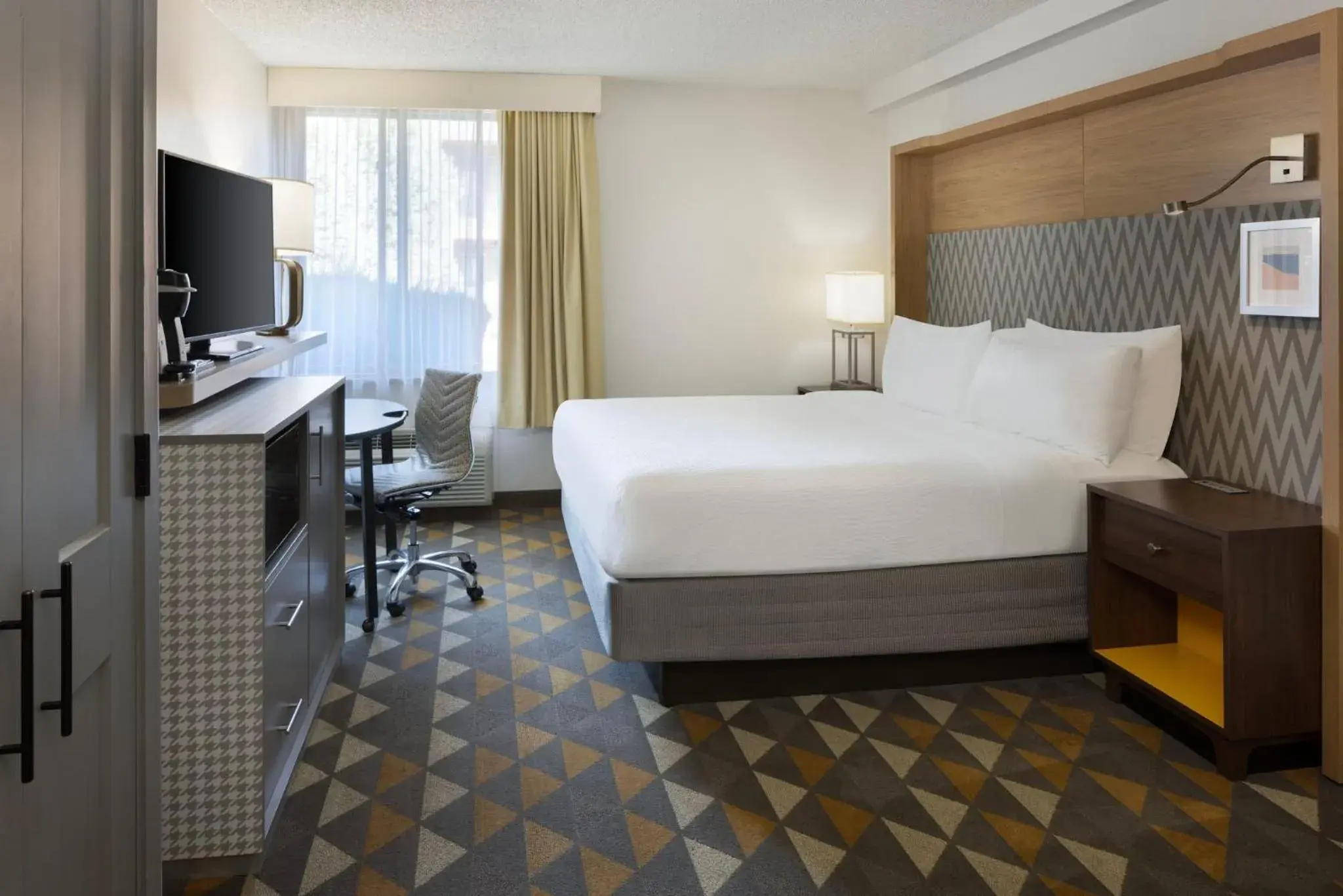 Standard King Room with Courtyard View in Holiday Inn Steamboat Springs by IHG Standard King Room with Courtyard View in Holiday Inn Steamboat Springs by IHG