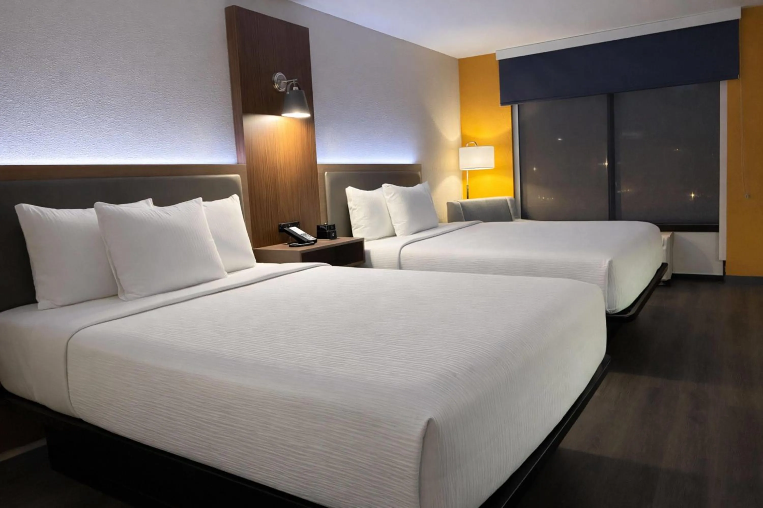 Photo of the whole room, Bed in La Quinta Inn & Suites by Wyndham Bessemer