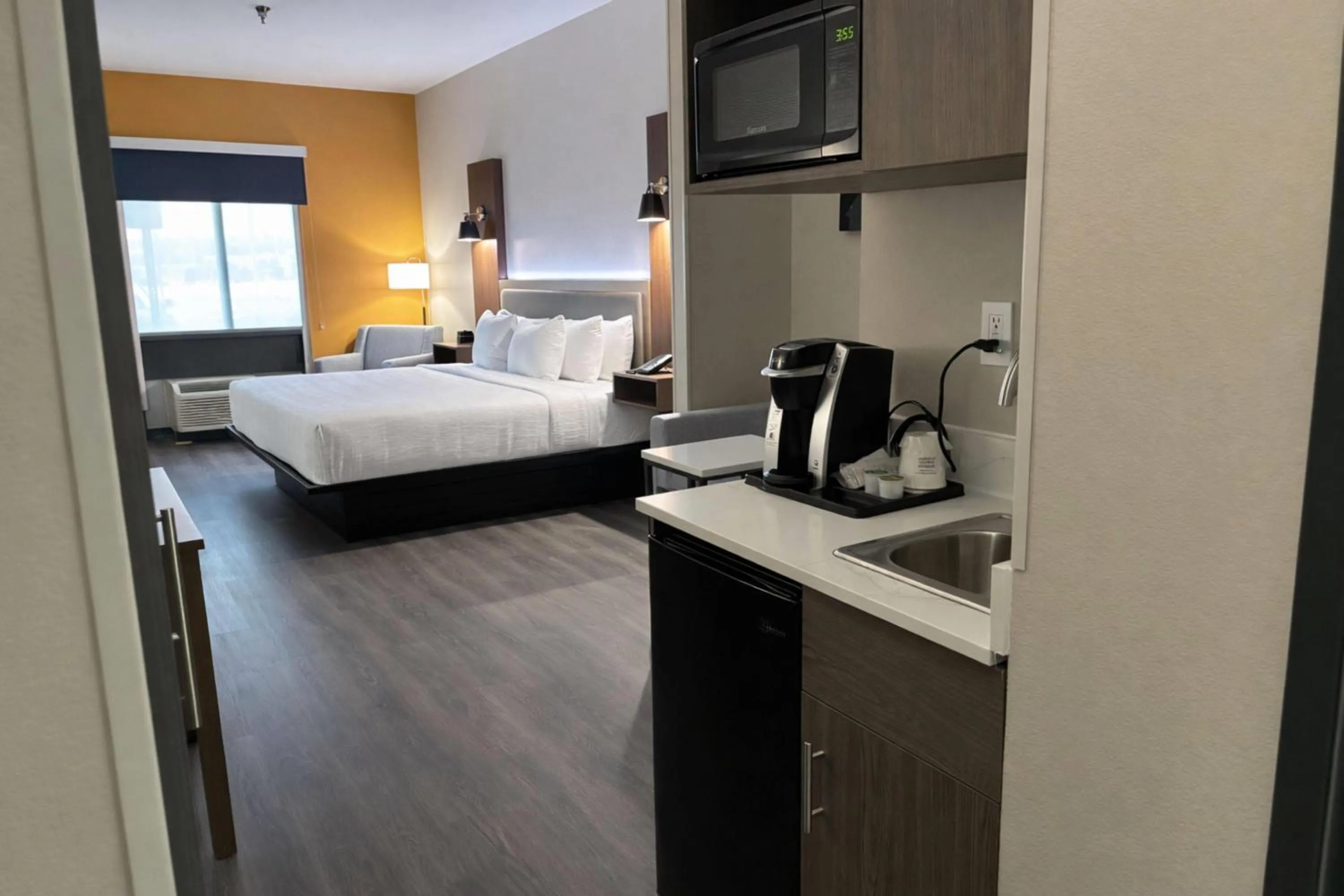 Photo of the whole room, Bed in La Quinta Inn & Suites by Wyndham Bessemer