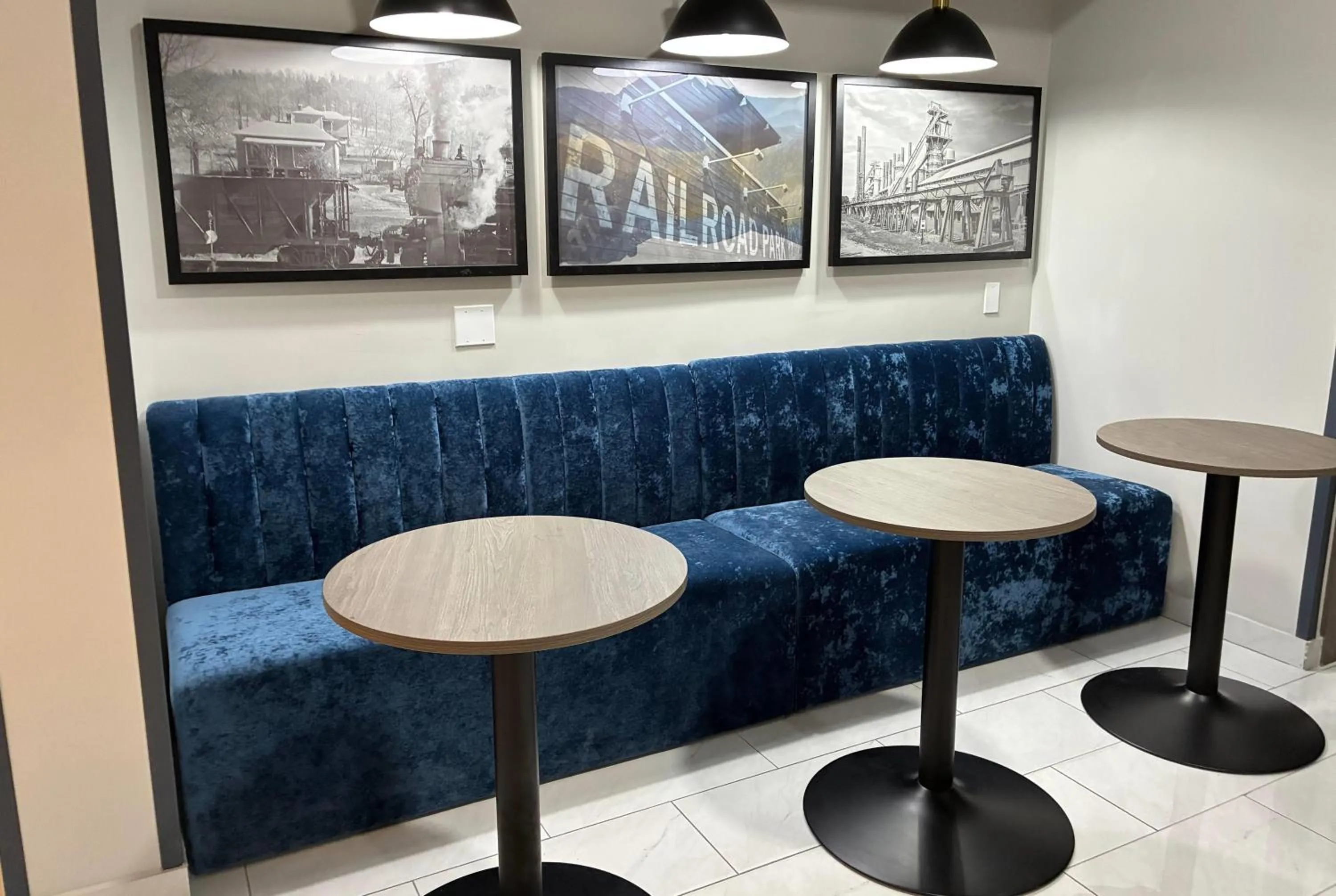 Breakfast in La Quinta Inn & Suites by Wyndham Bessemer