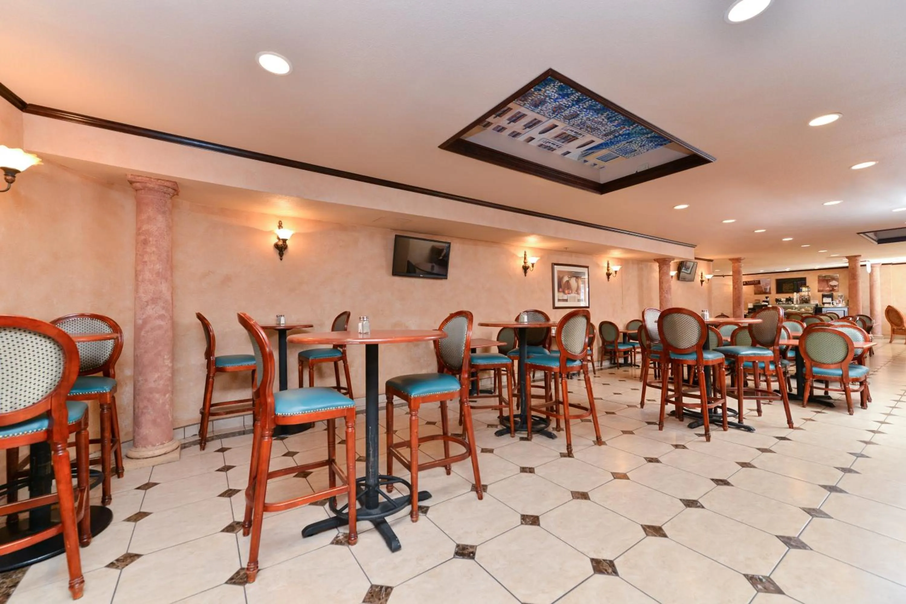 Lounge or bar in Holiday Inn Rancho Cordova - Northeast Sacramento by IHG