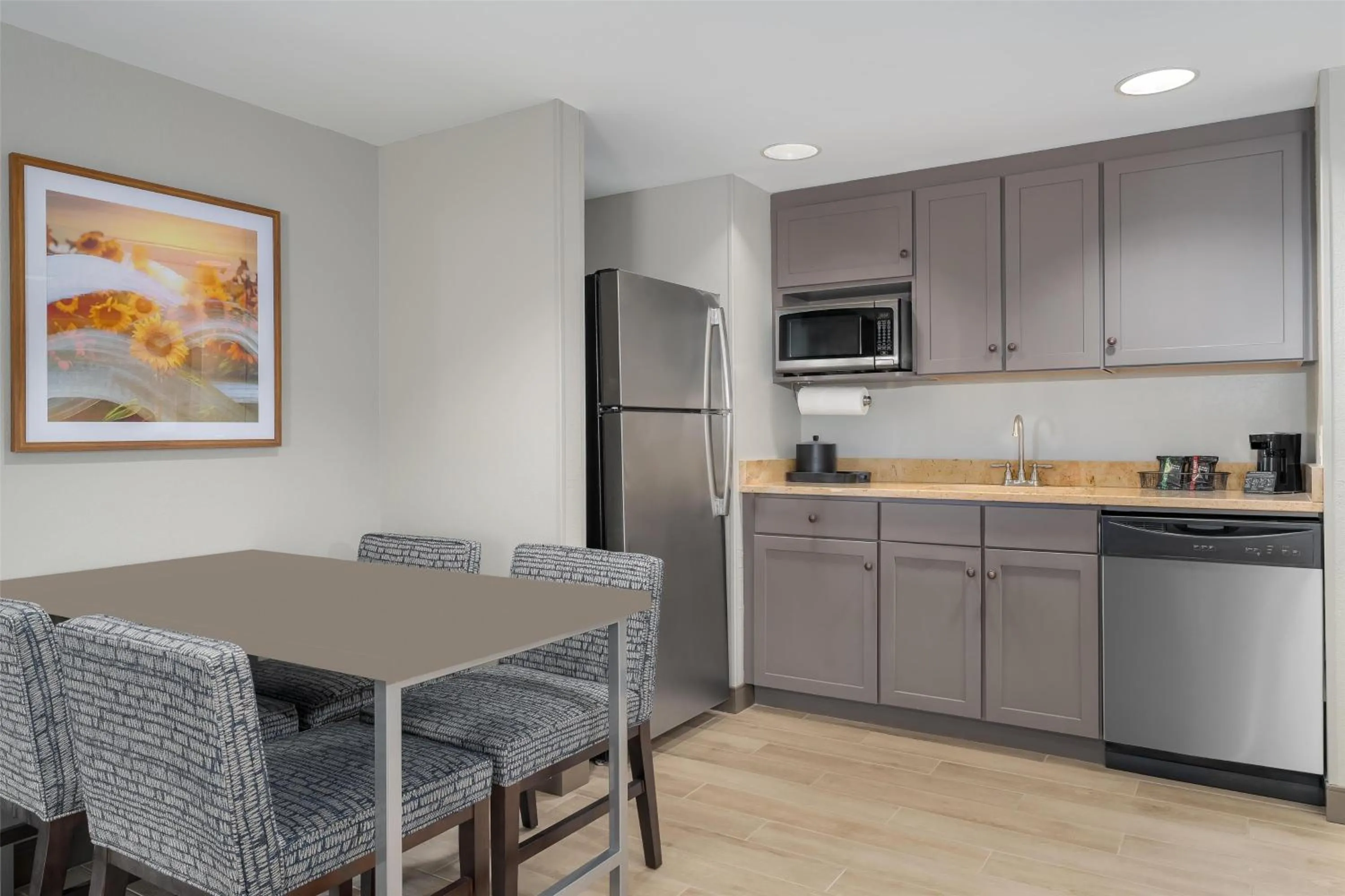 Kitchen or kitchenette in Hampton Inn Altoona