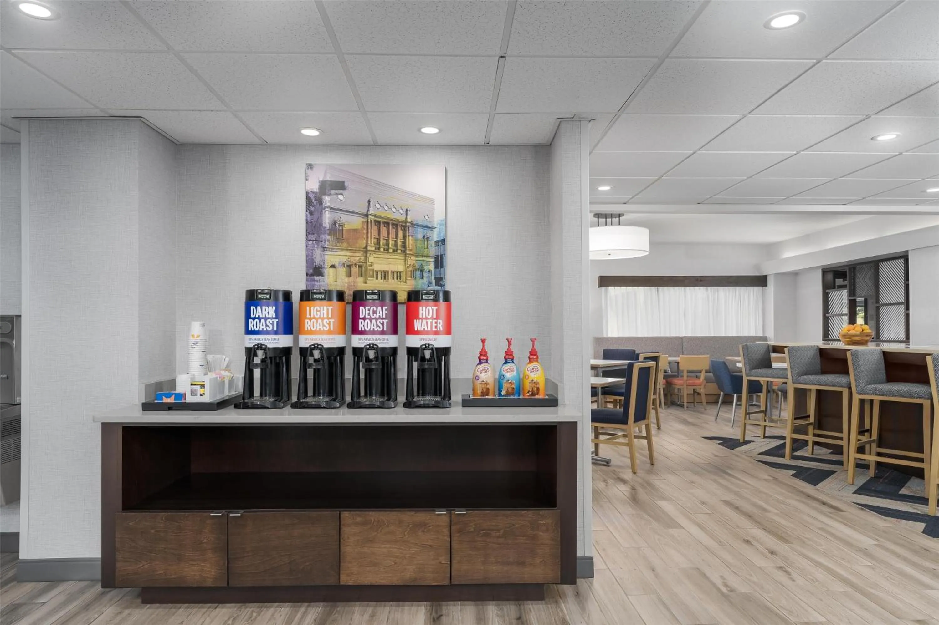 Dining area in Hampton Inn Altoona