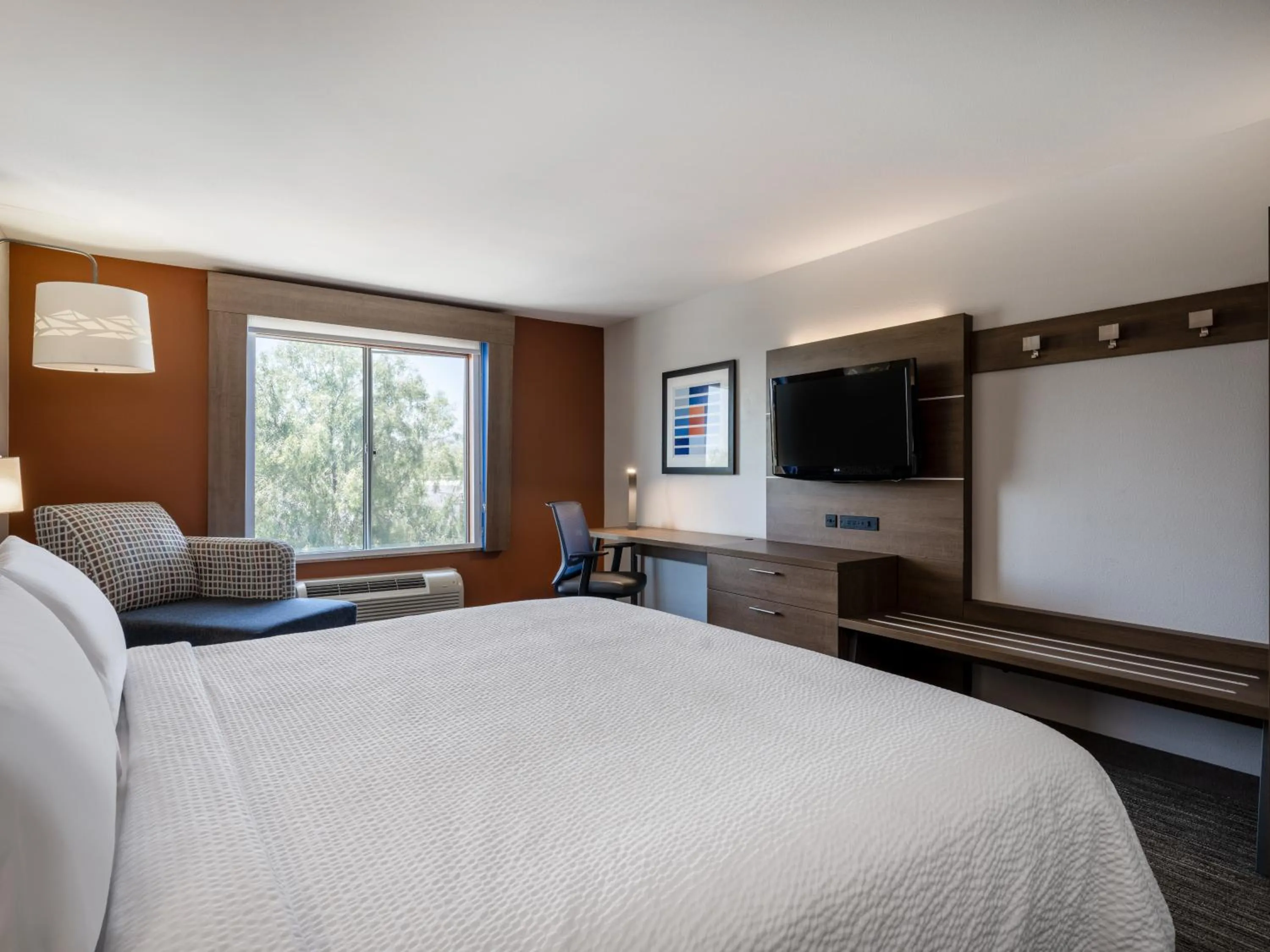 Bed in Holiday Inn Express & Suites Tucson by IHG