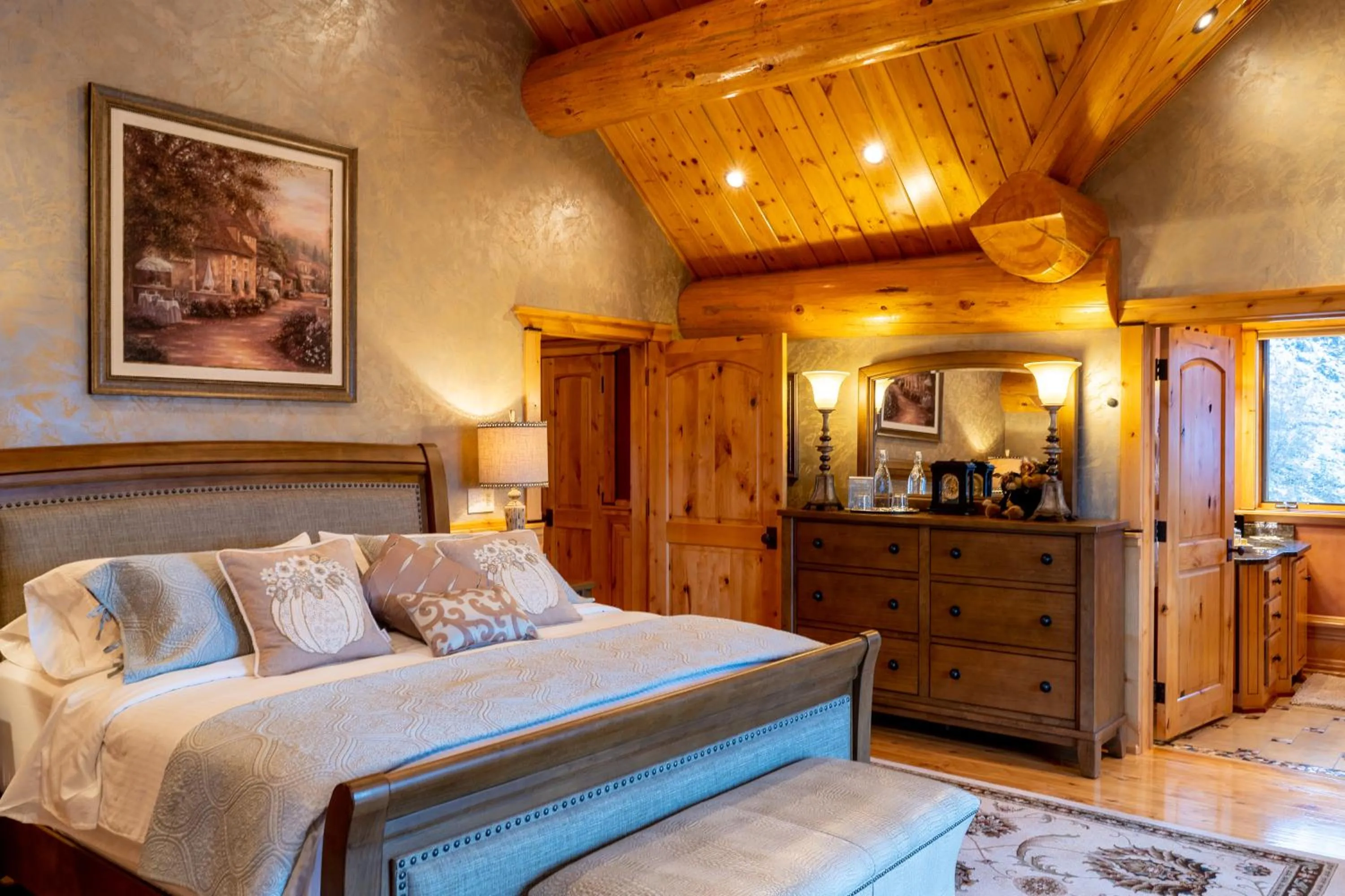 Bedroom, Bed in Coyote Bluff Estate
