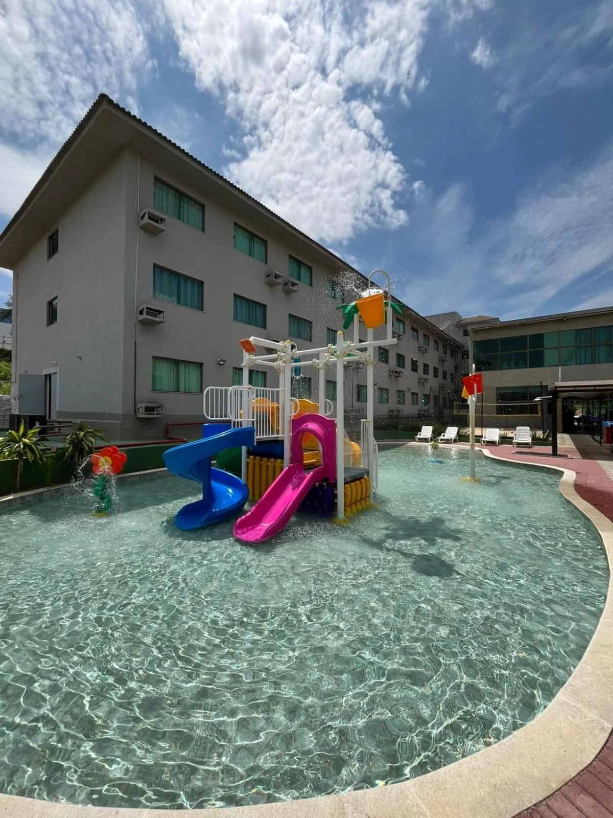 Swimming pool in Hotel Golden Park Sorocaba & Convenções by Nacional Inn