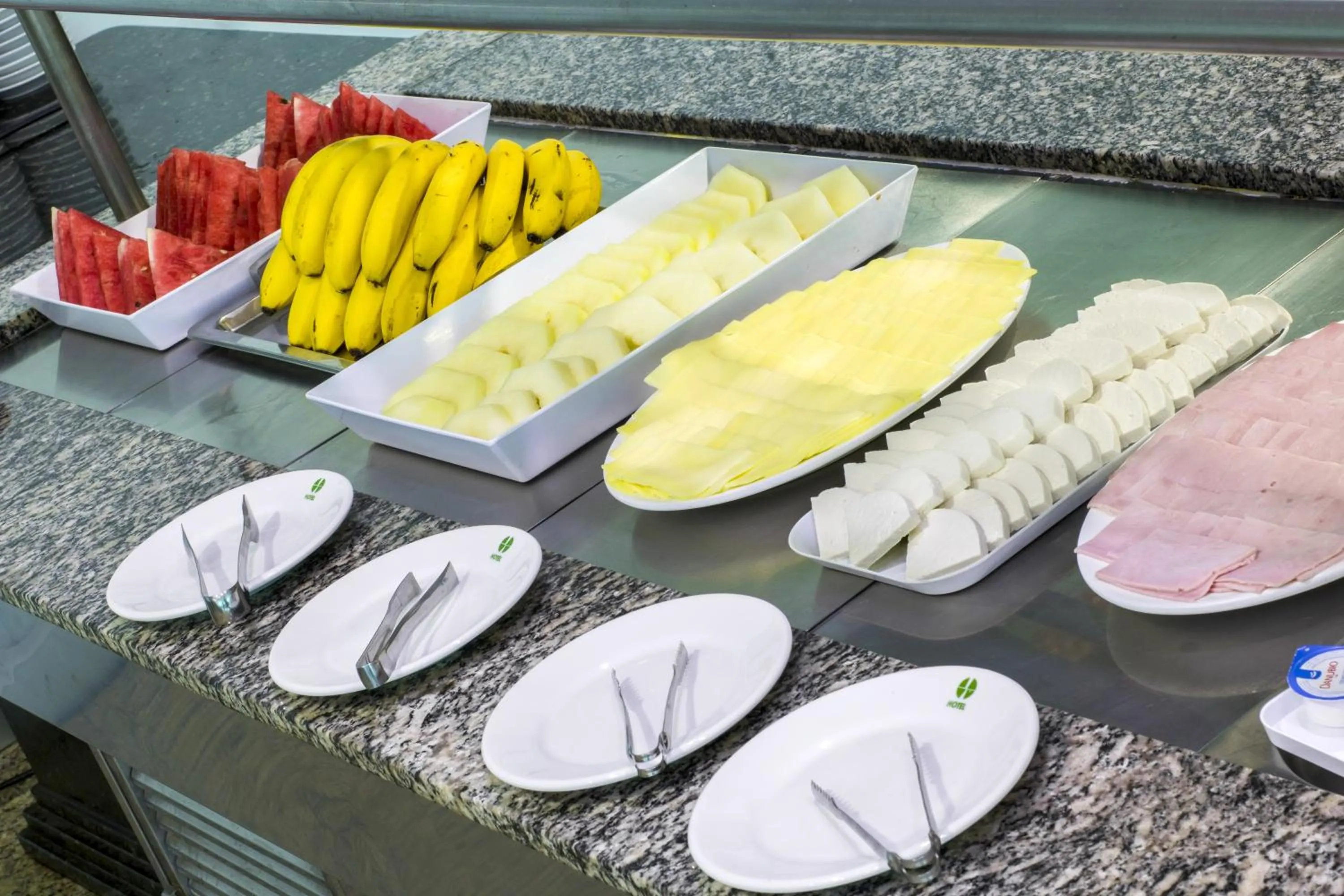 Food and drinks in Hotel Golden Park Sorocaba & Convenções by Nacional Inn