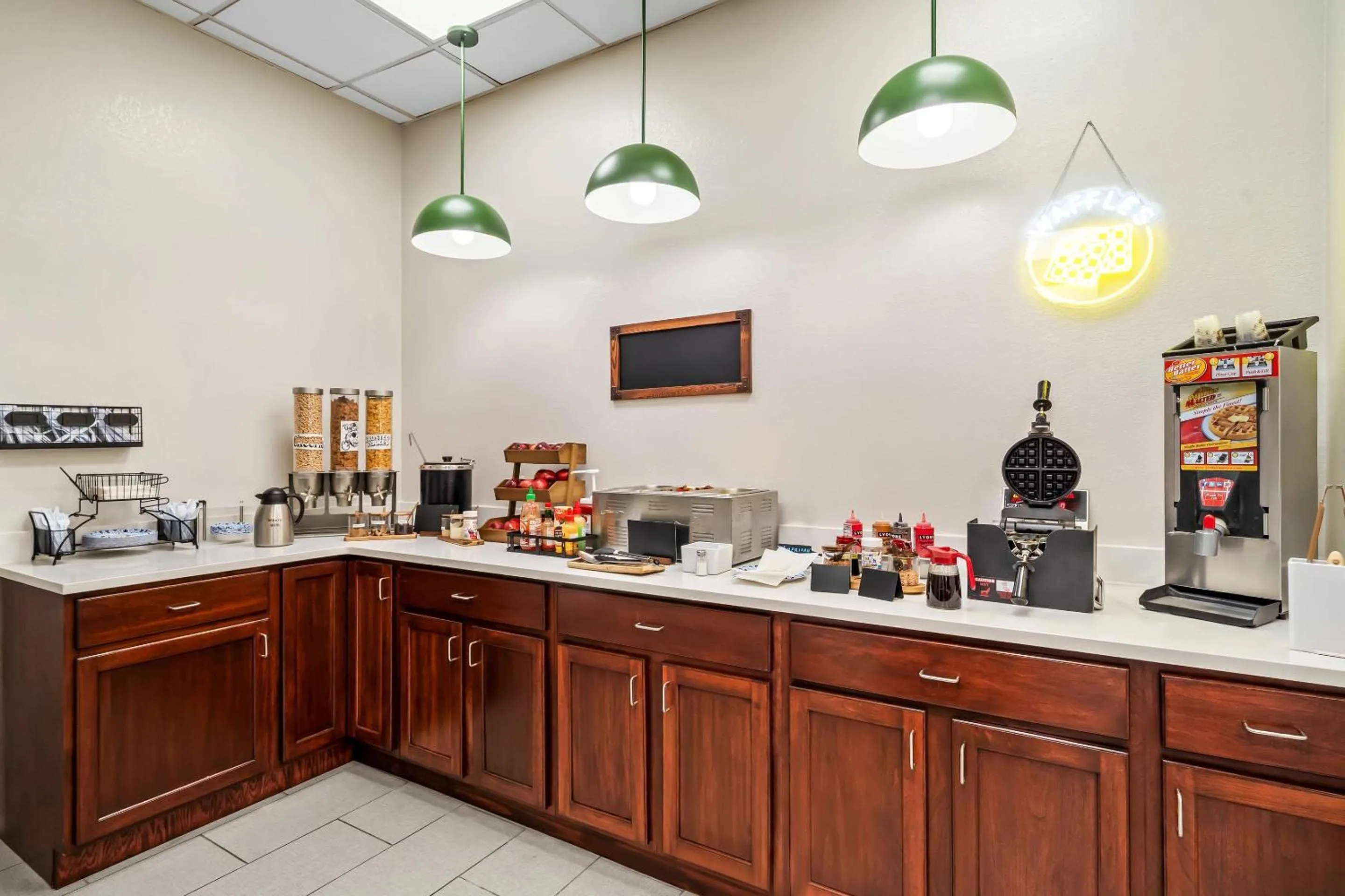 Breakfast in Comfort Inn & Suites Plainville-Foxboro