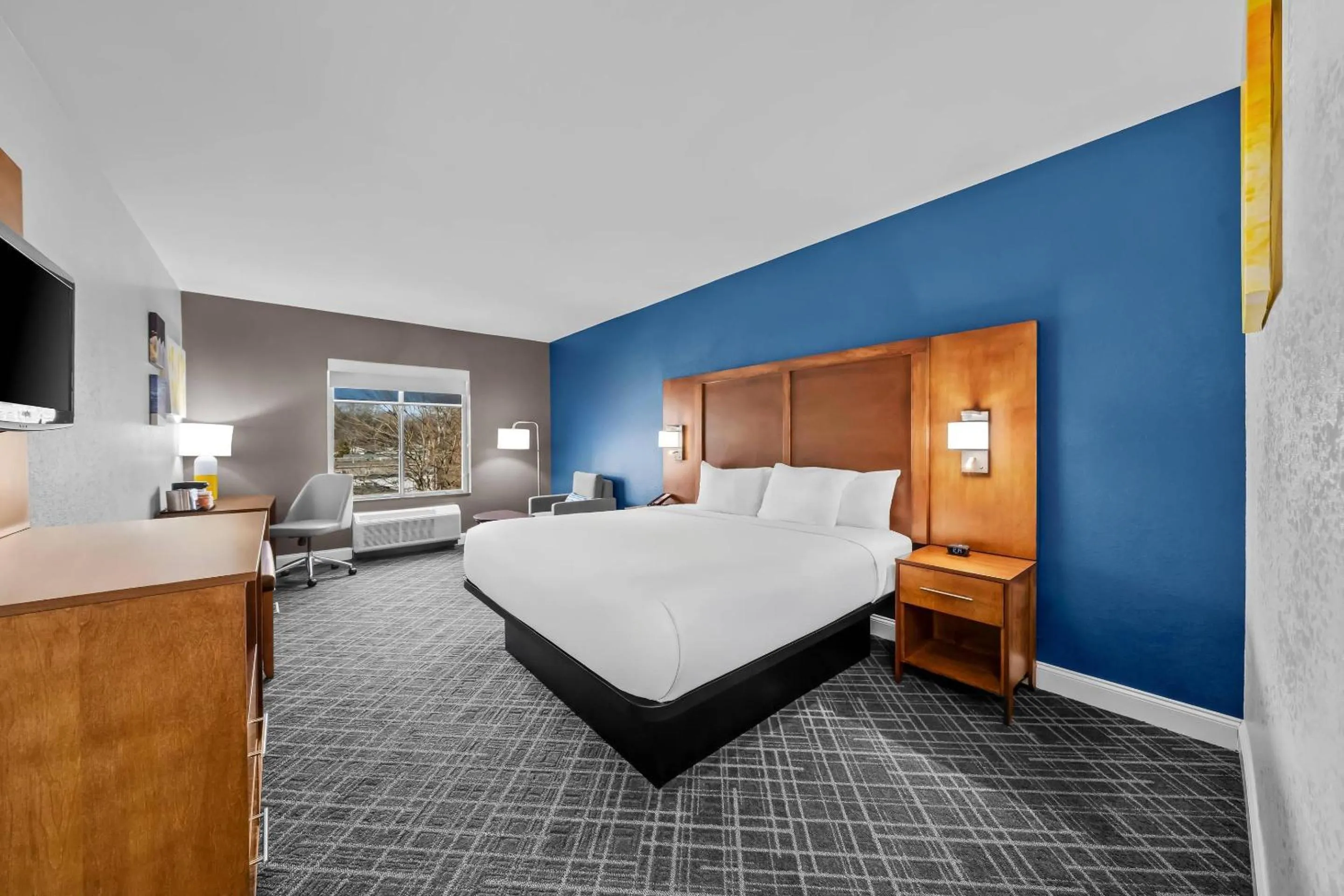 Bedroom, Bed in Comfort Inn & Suites Plainville-Foxboro