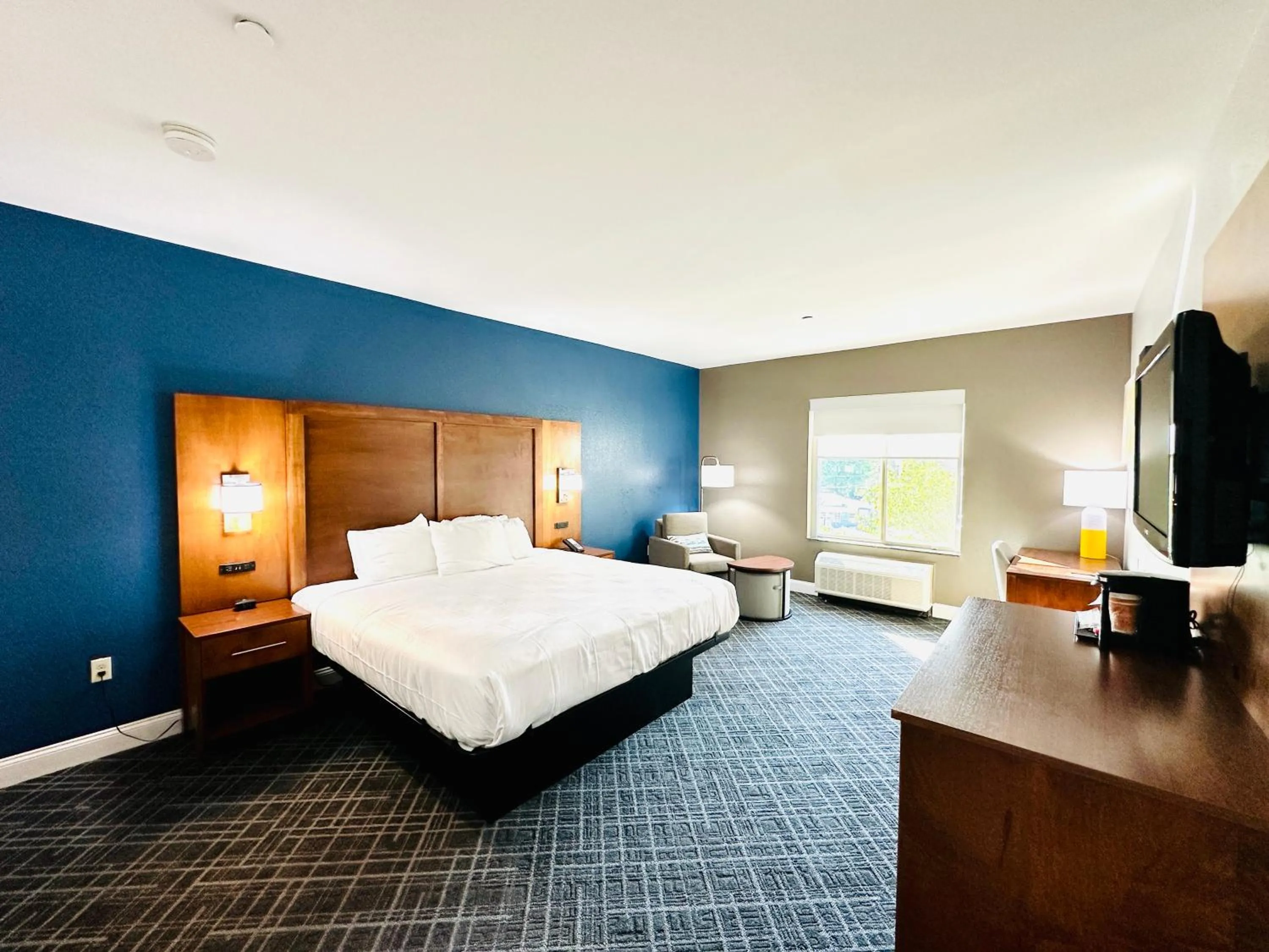Bed in Comfort Inn & Suites Plainville-Foxboro