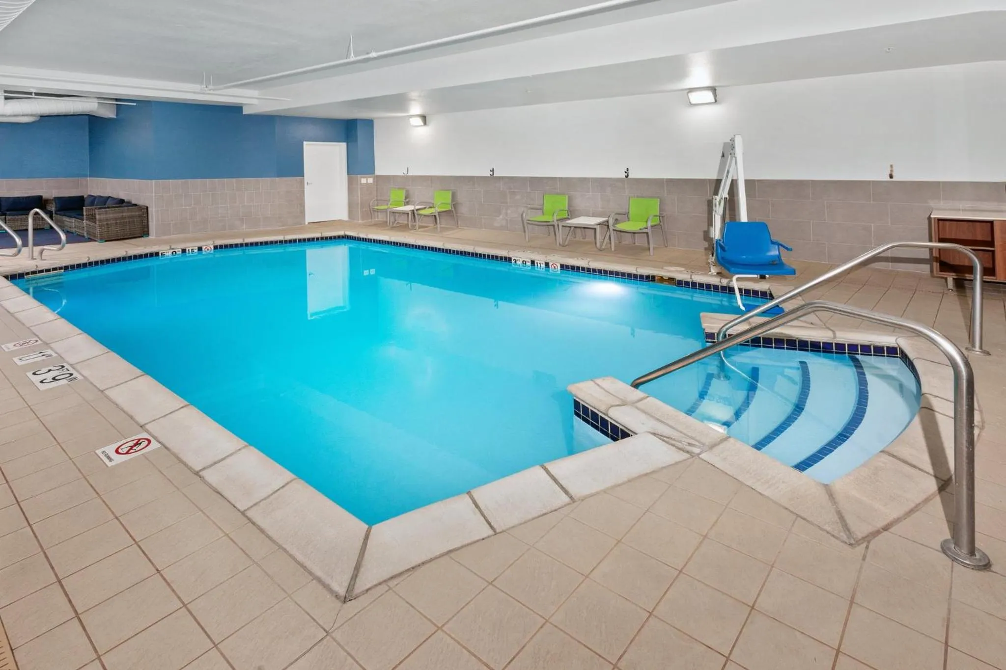 Swimming pool in Holiday Inn Express & Suites Chicago West-O'Hare Arpt Area by IHG