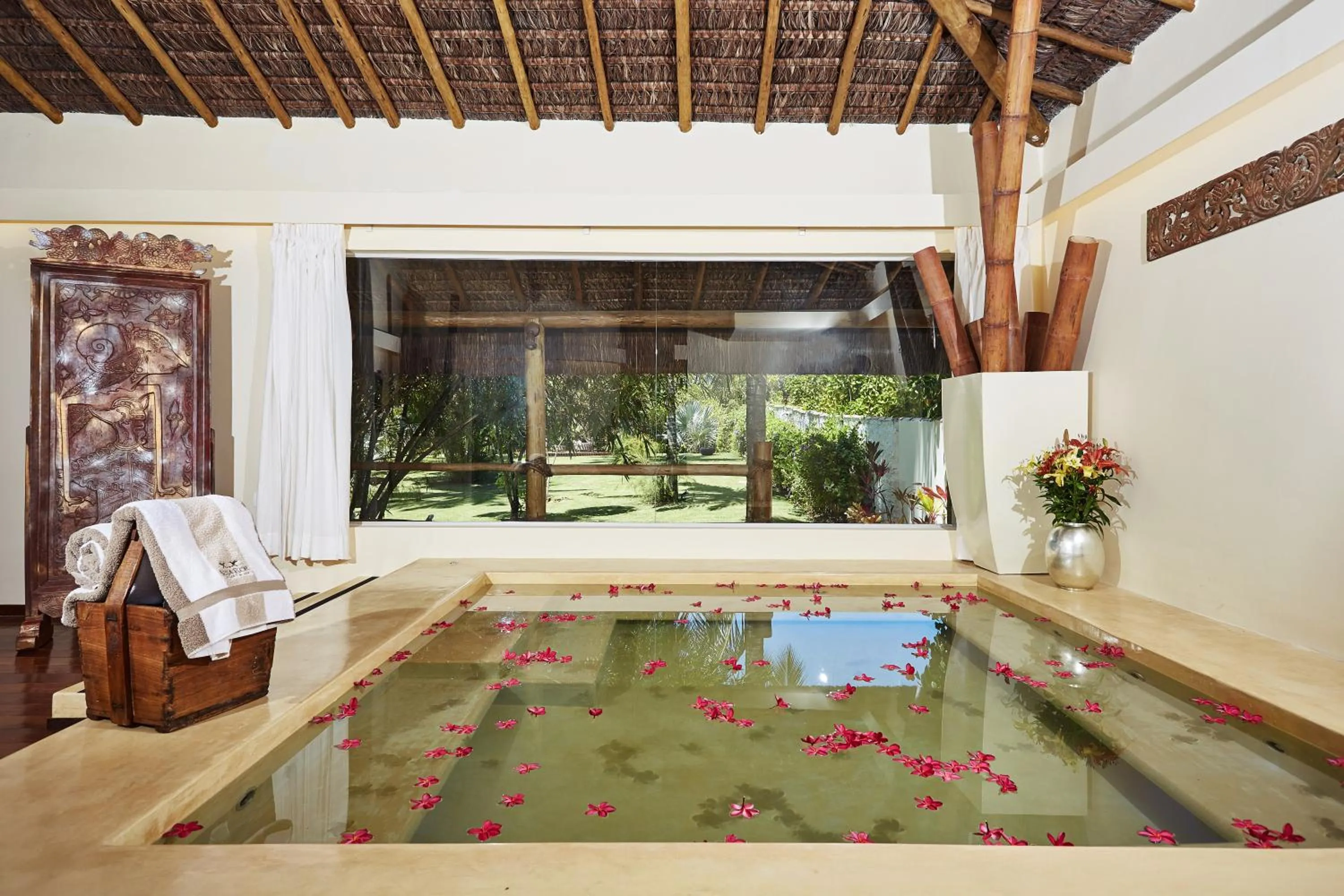 Hot Tub in Beija Flor Exclusive Hotel & Spa