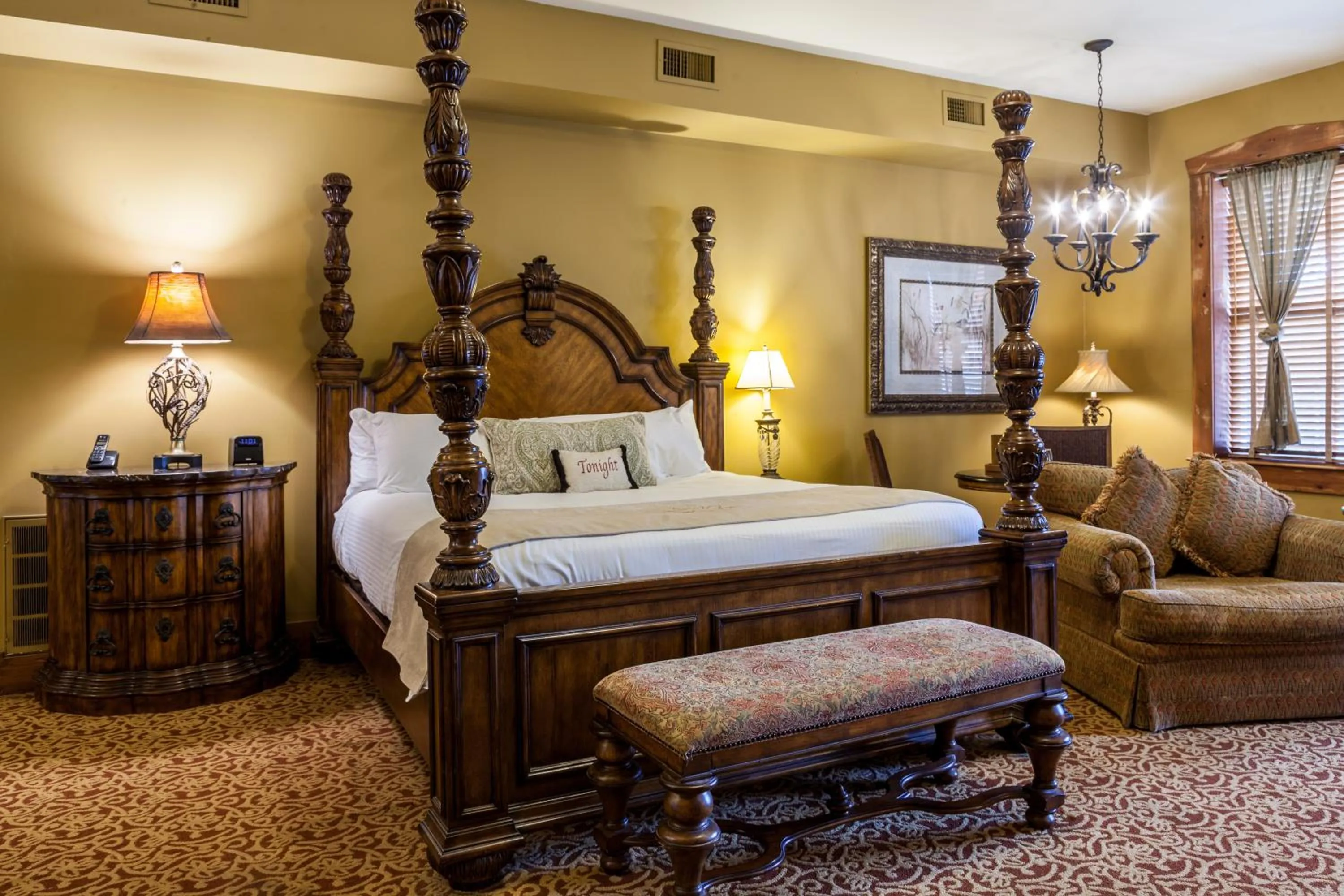 Bed in The Inn at Leola Village, a Historic Hotel of America