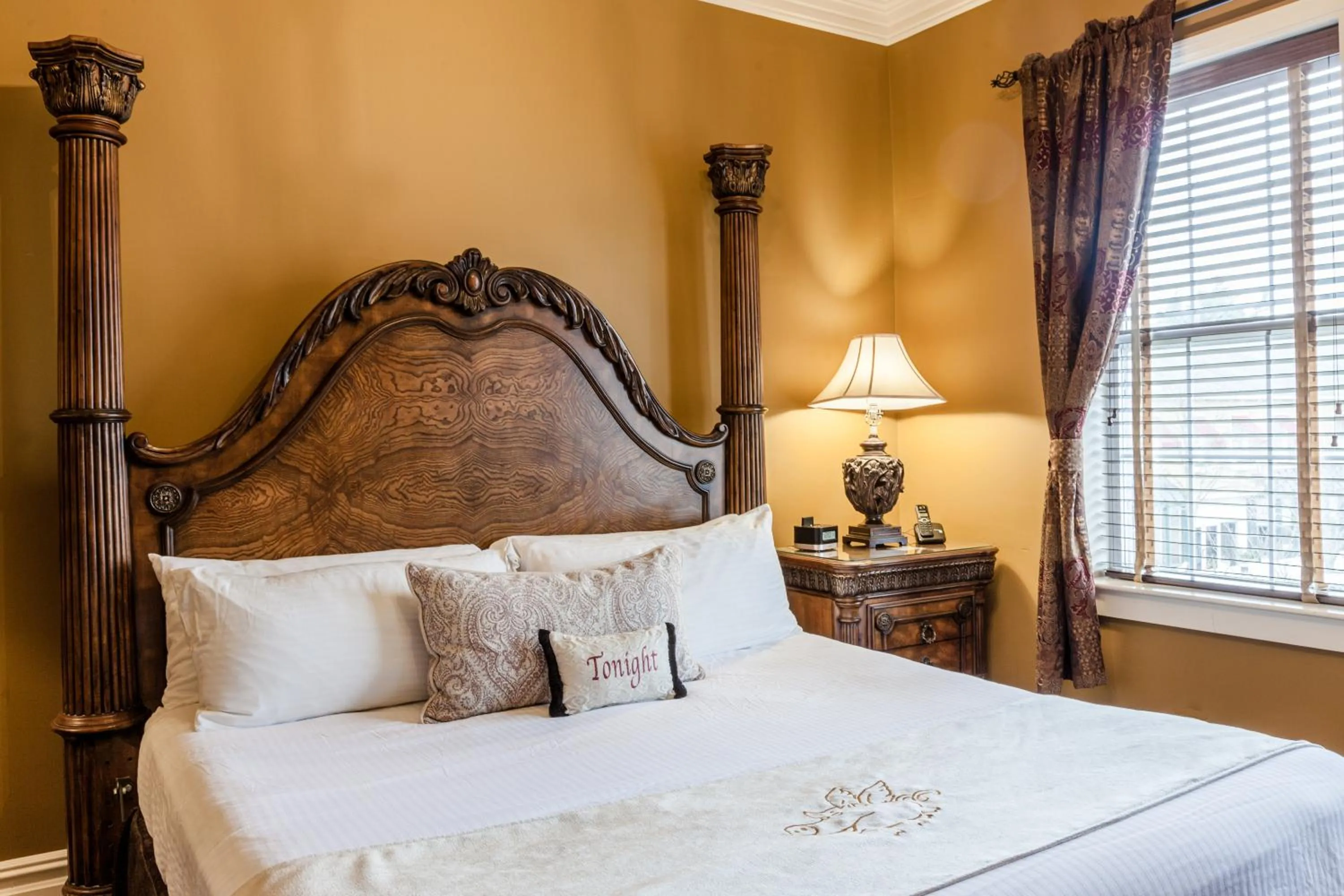 Bed in The Inn at Leola Village, a Historic Hotel of America