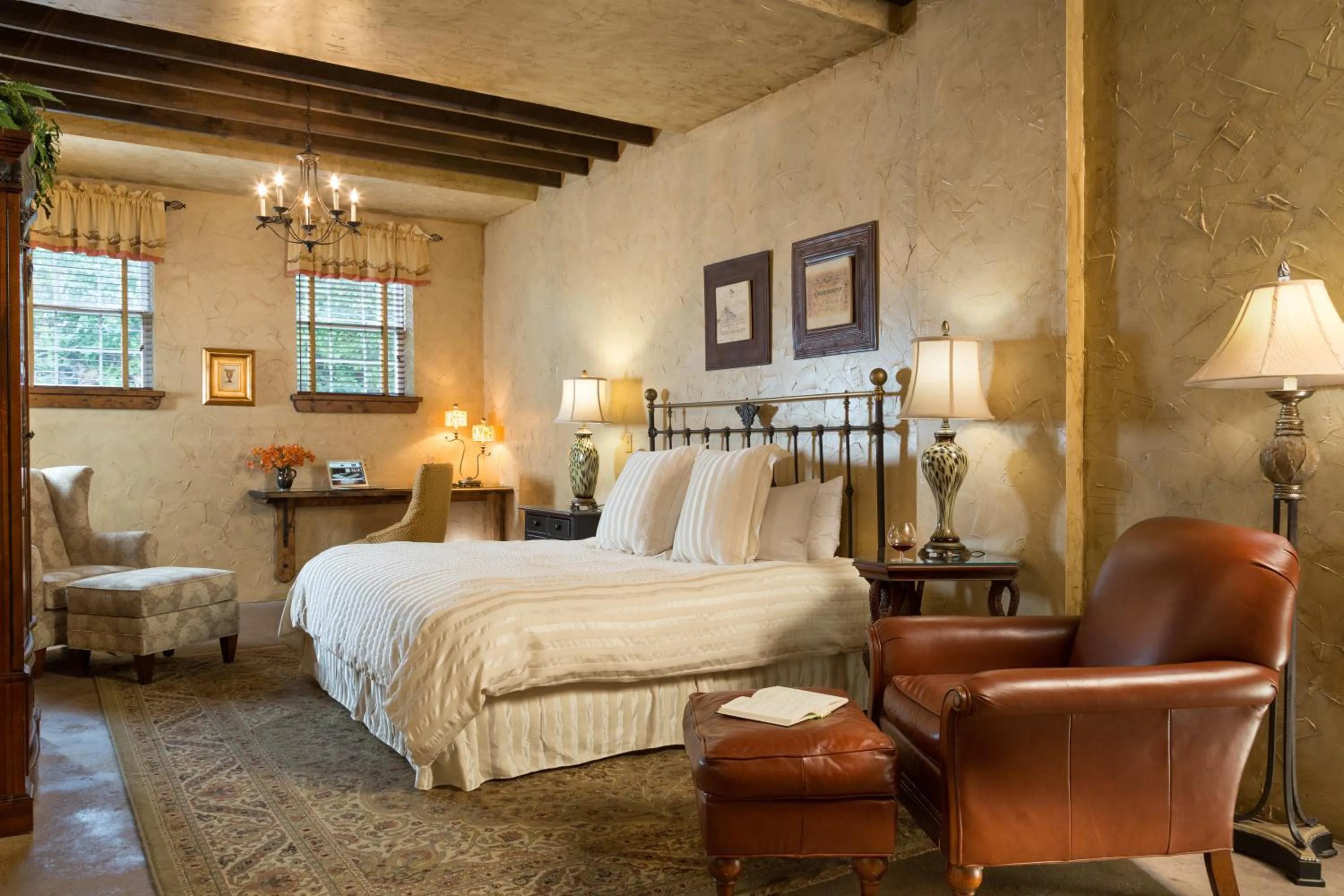 Bed in The Inn at Leola Village, a Historic Hotel of America