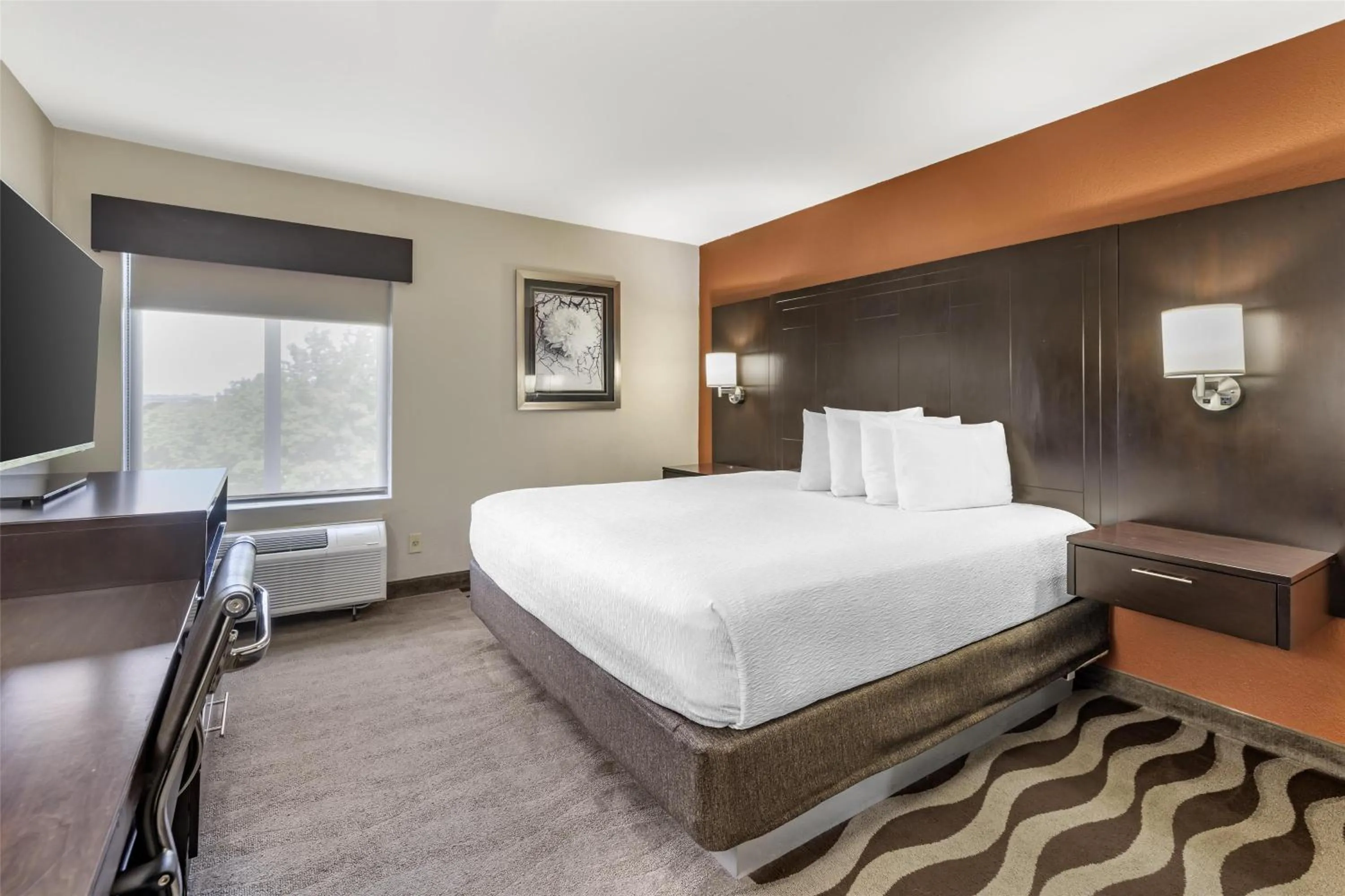 Photo of the whole room, Bed in Best Western Plus Lee's Summit Hotel & Suites