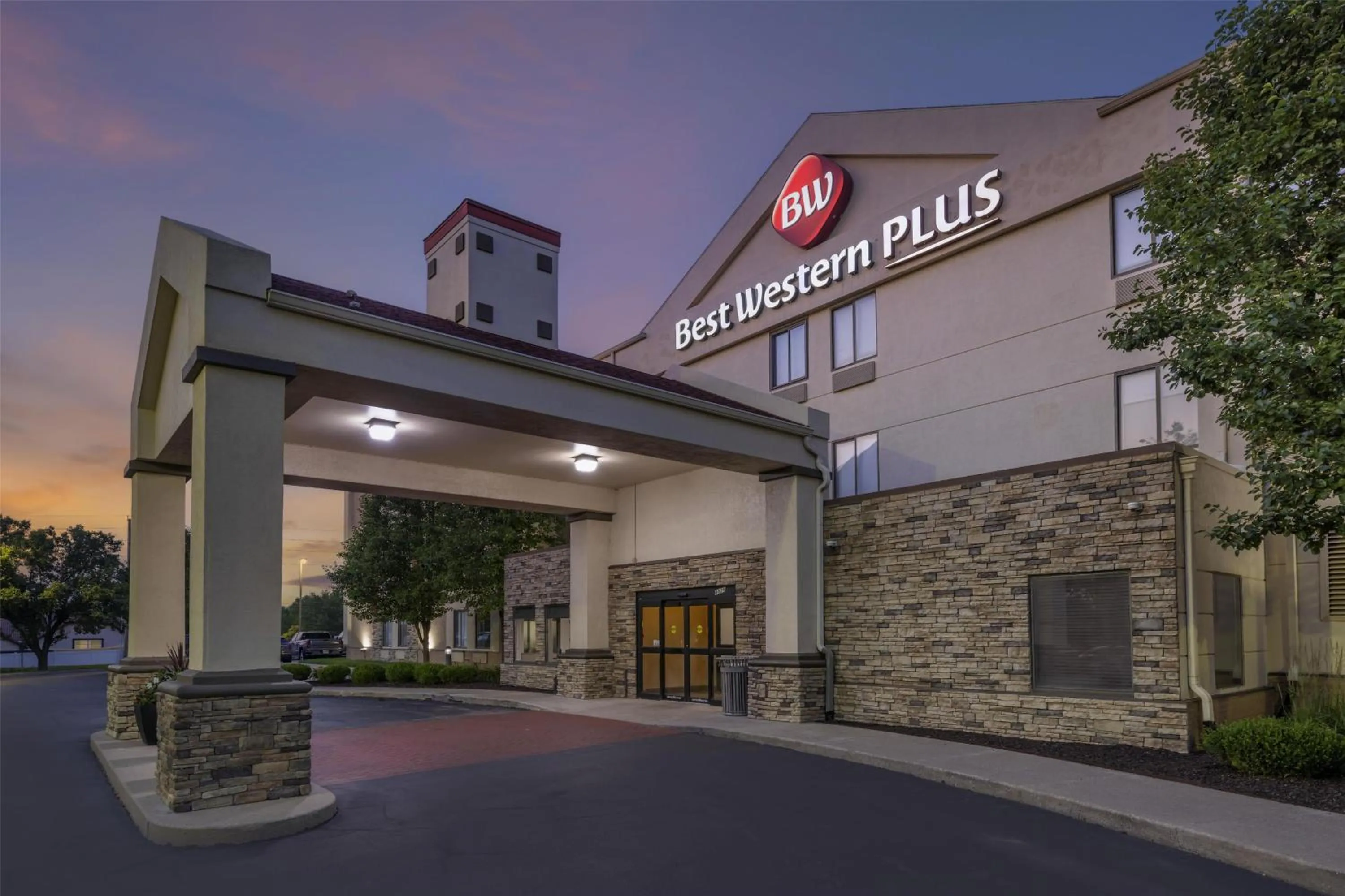 Property building in Best Western Plus Lee's Summit Hotel & Suites