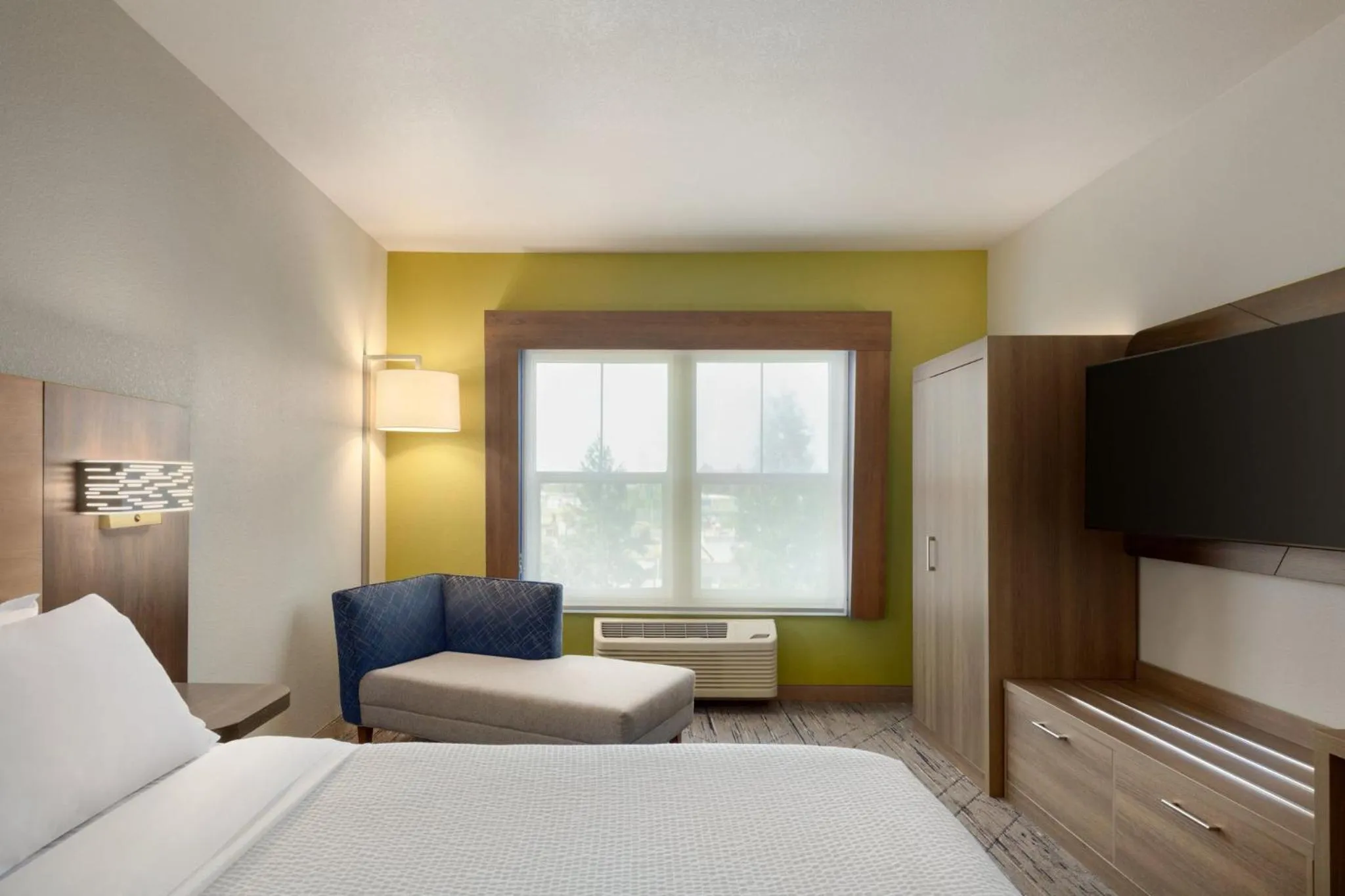 Photo of the whole room, Bed in Holiday Inn Express- West Sacramento by IHG