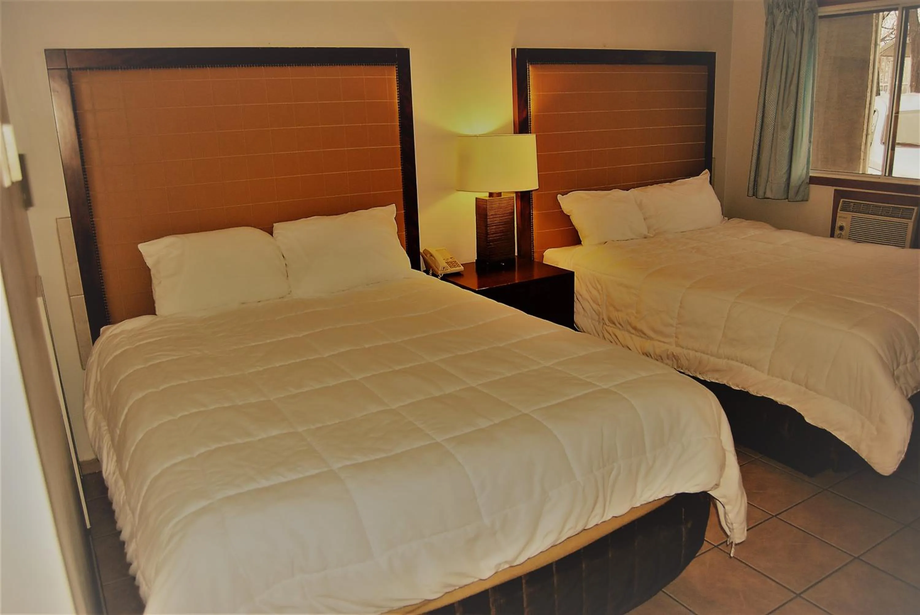 Bed in Edgewater Inn