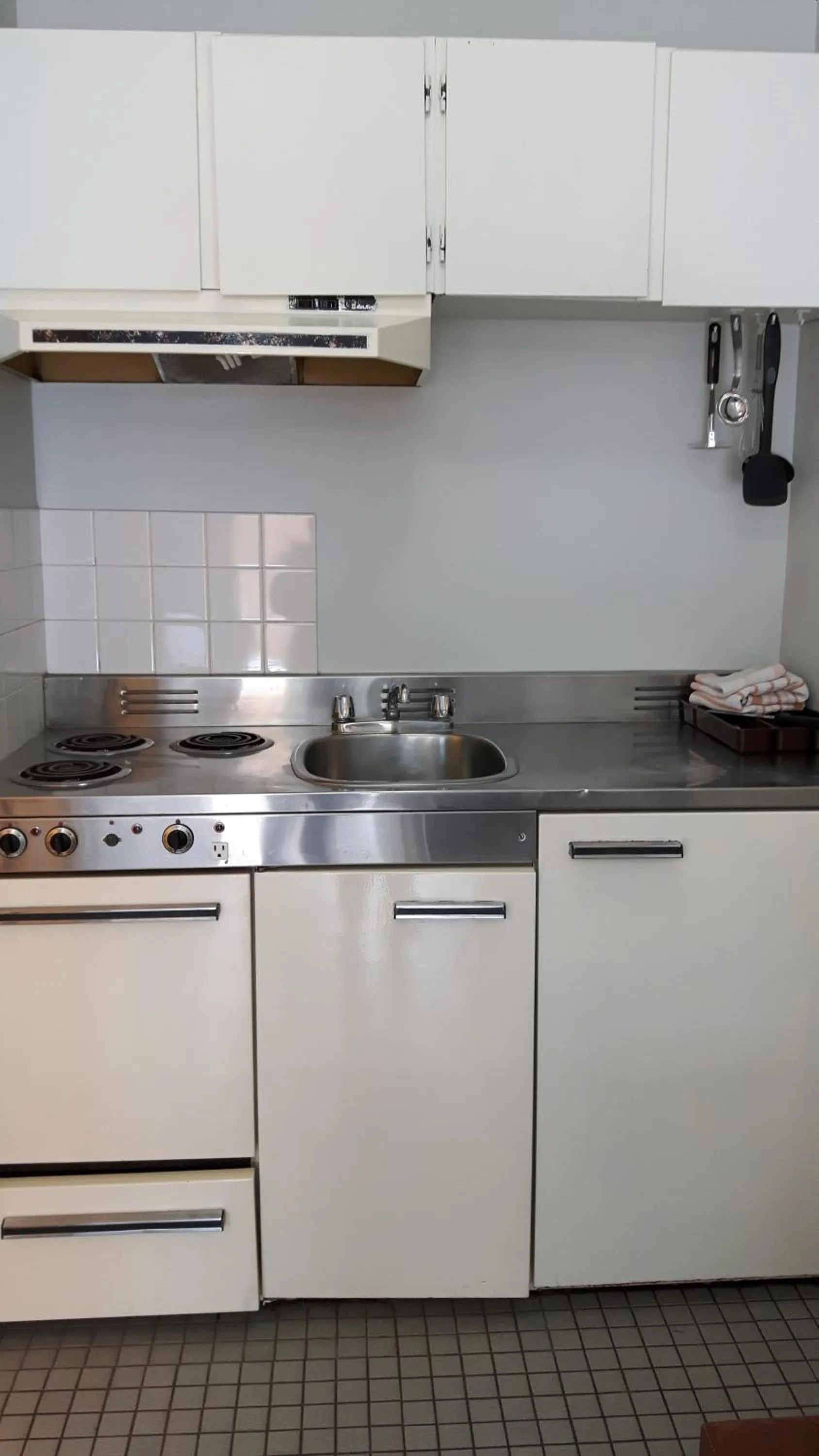 Kitchen or kitchenette in Edgewater Inn