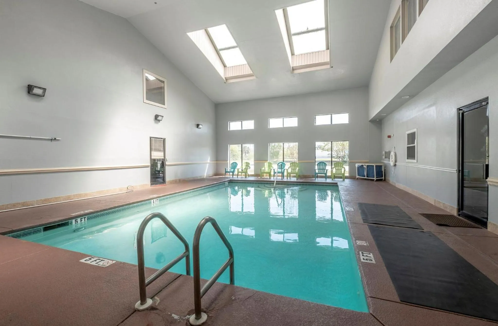 Swimming pool in Red Roof Inn & Suites Pensacola-NAS Corry