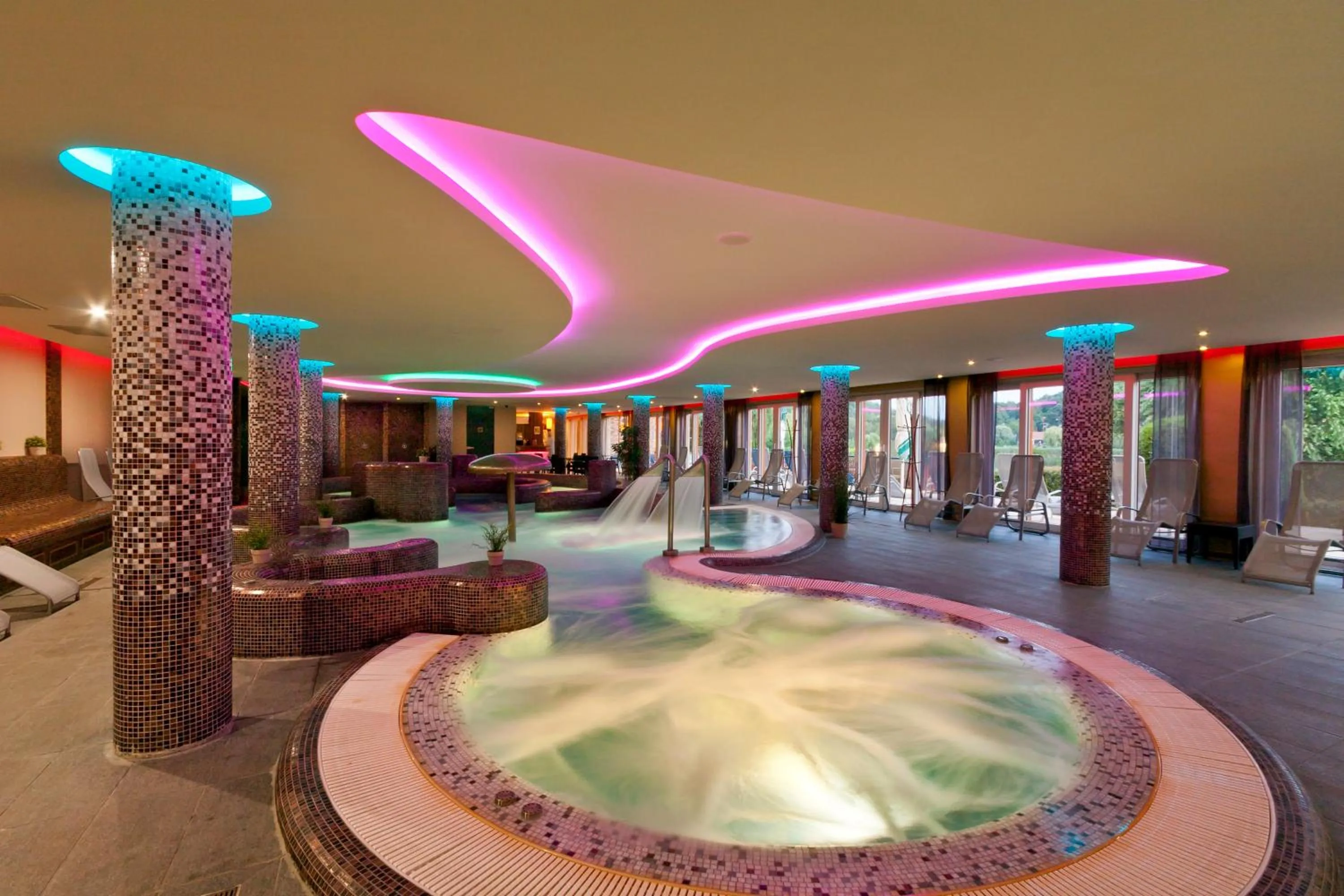 Swimming pool in Tó Wellness Hotel