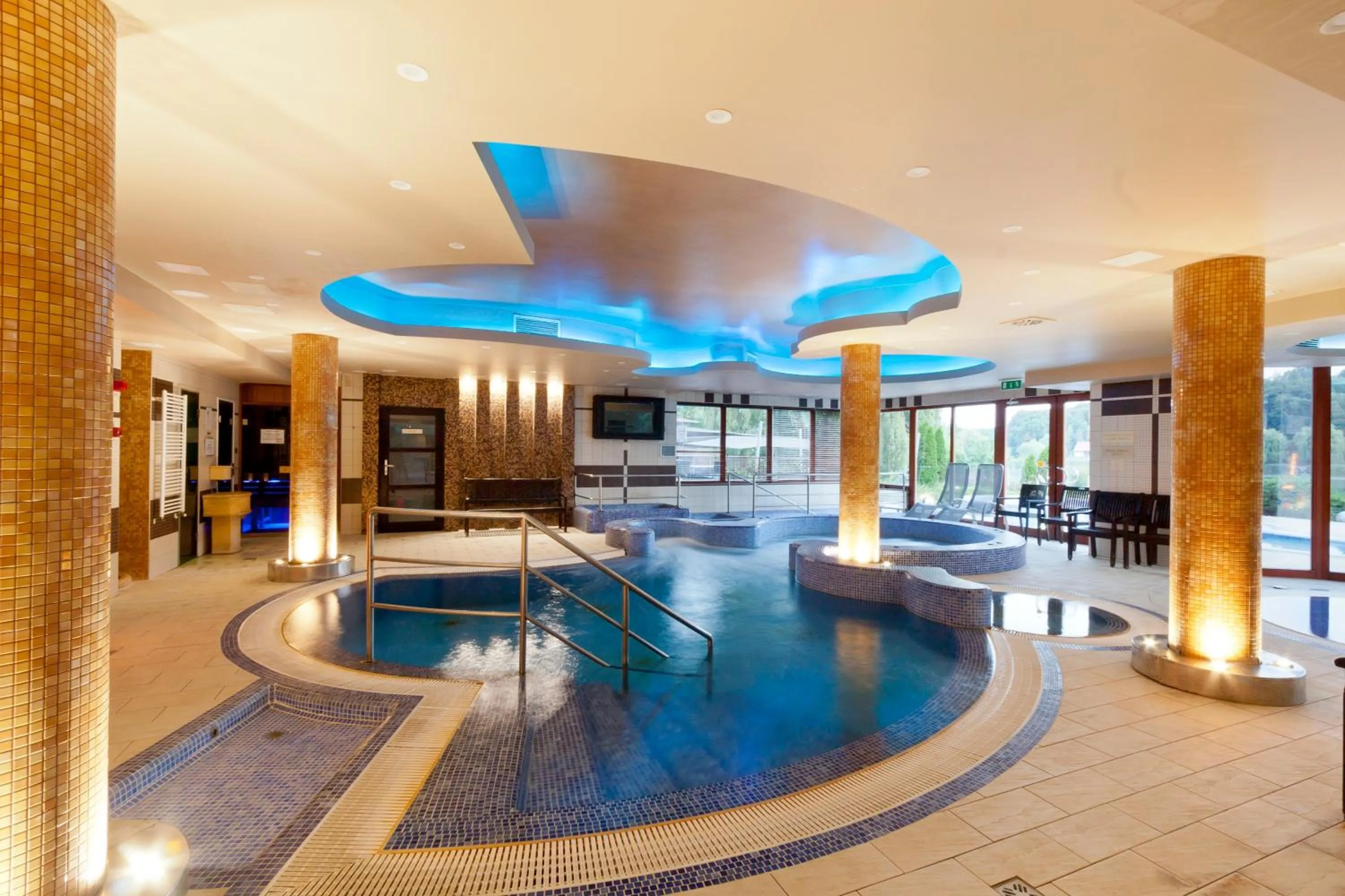 Swimming pool in Tó Wellness Hotel
