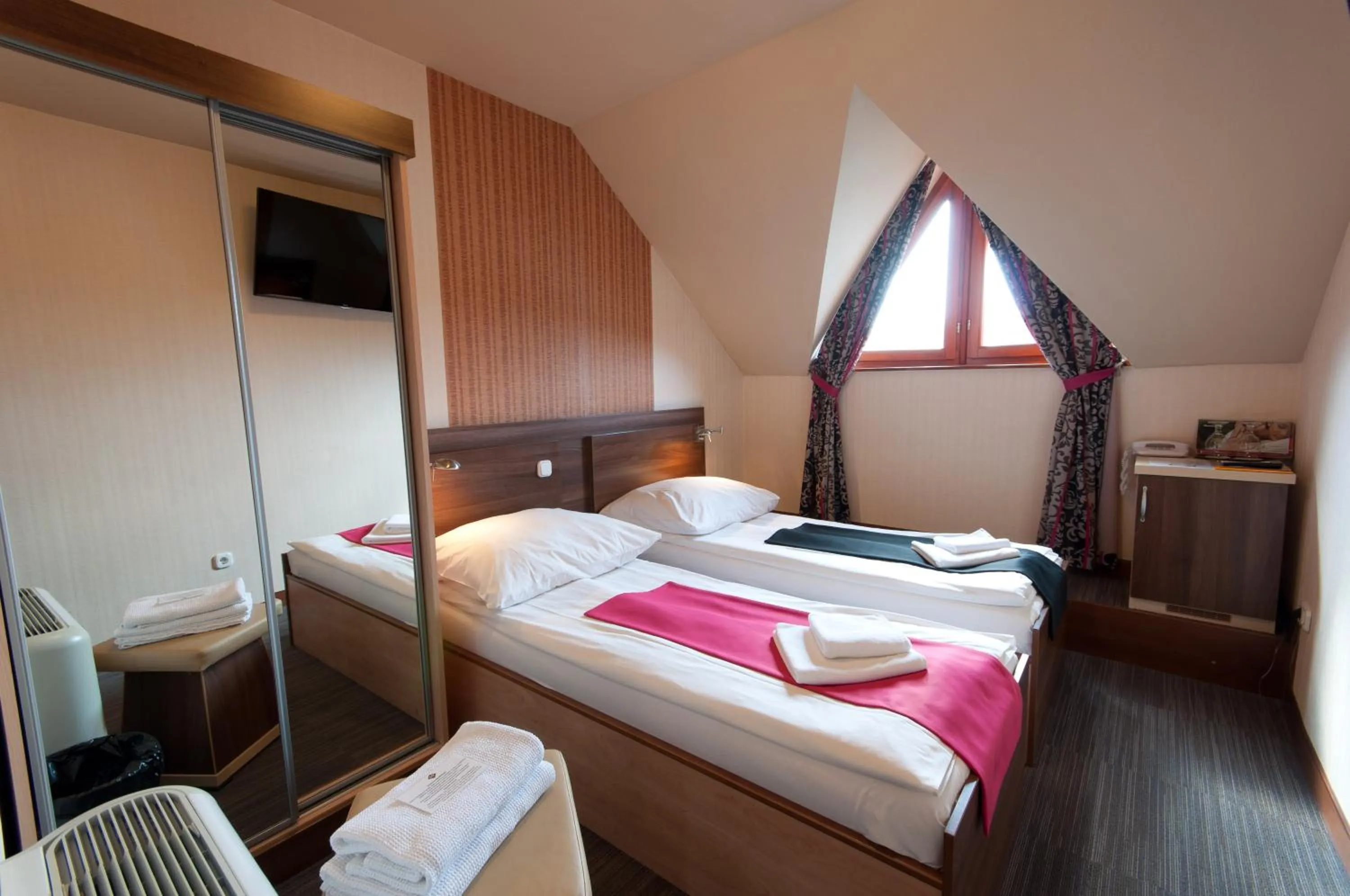 Photo of the whole room, Bed in Tó Wellness Hotel