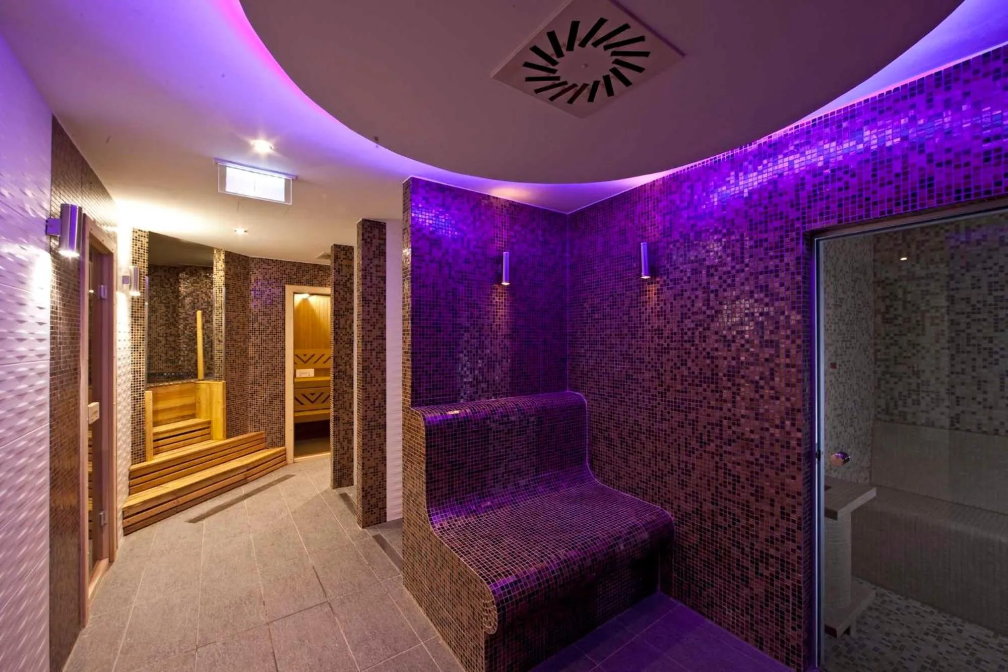 Steam room in Tó Wellness Hotel
