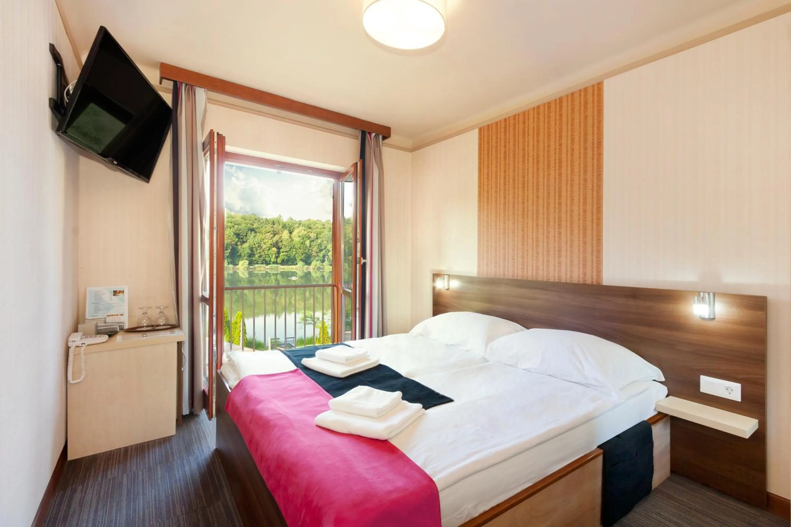 Property building, Bed in Tó Wellness Hotel