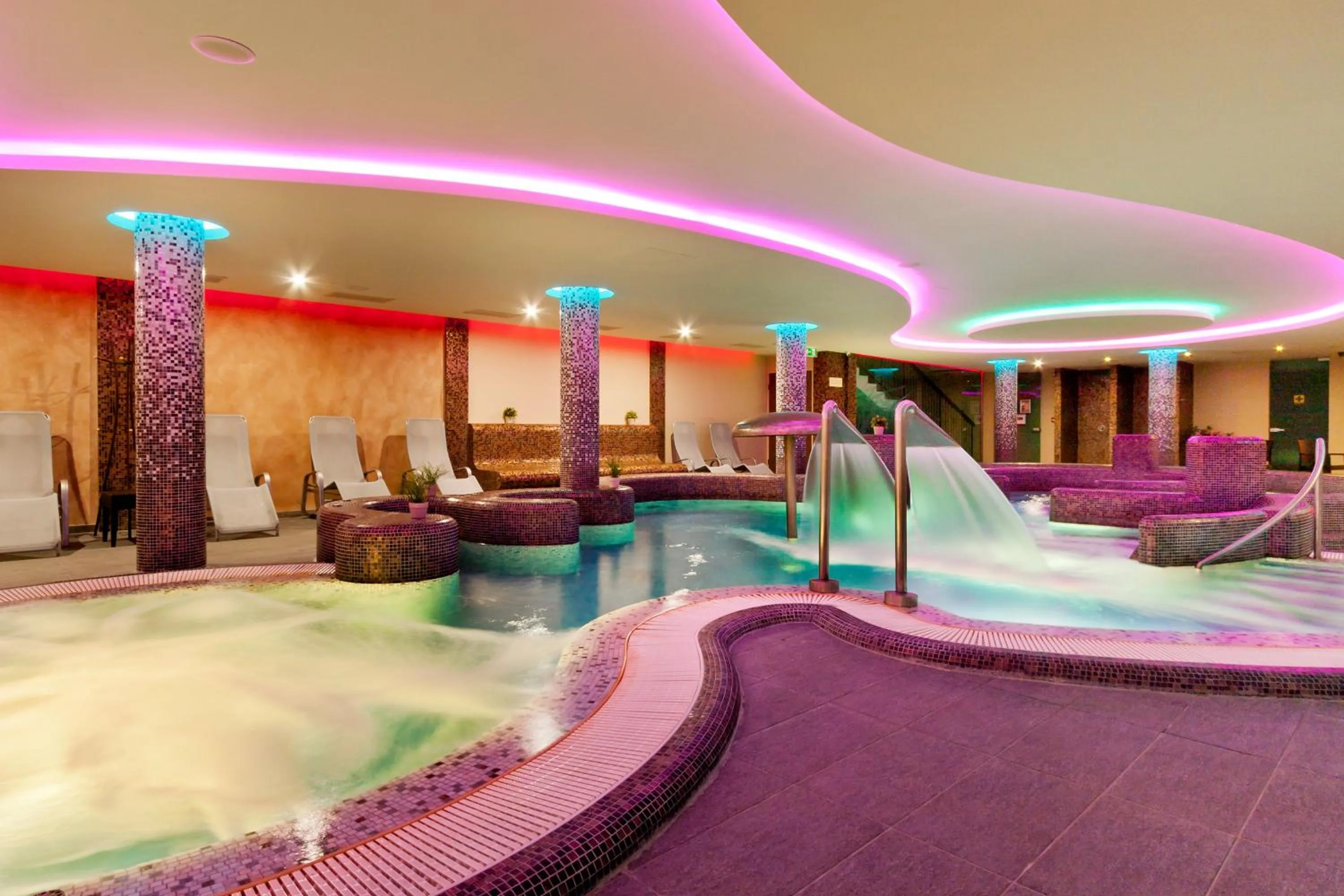 Swimming pool in Tó Wellness Hotel