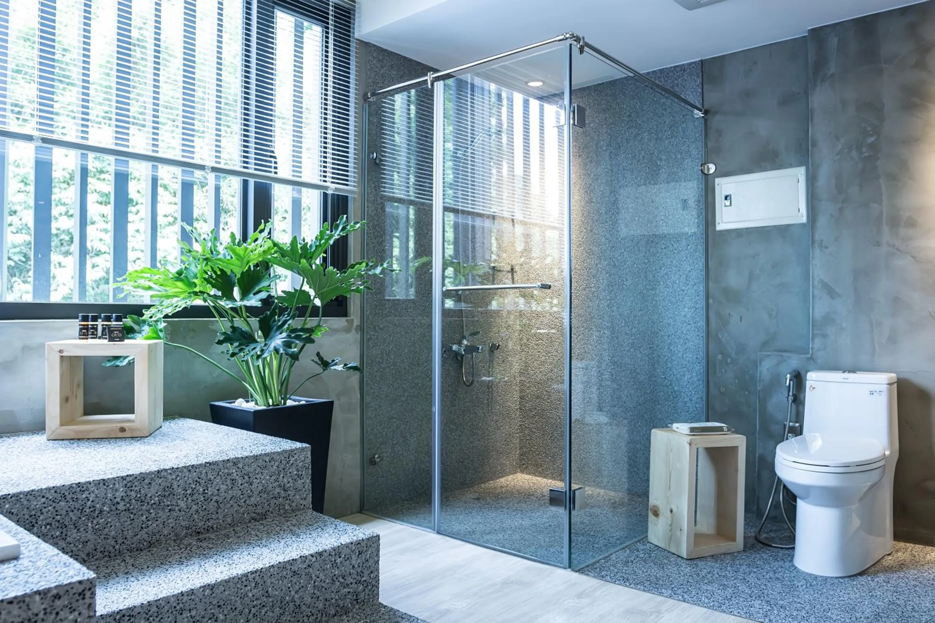 Shower in Shaoguang 188 日月潭勺光188