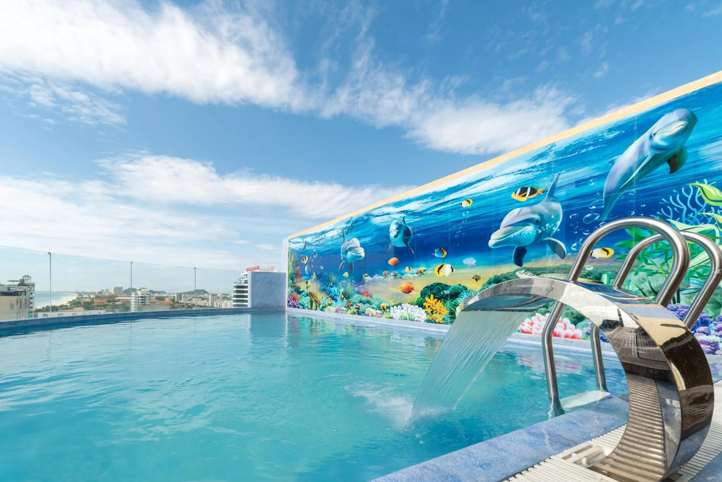 Swimming pool in Nhat Minh Hotel and Apartment