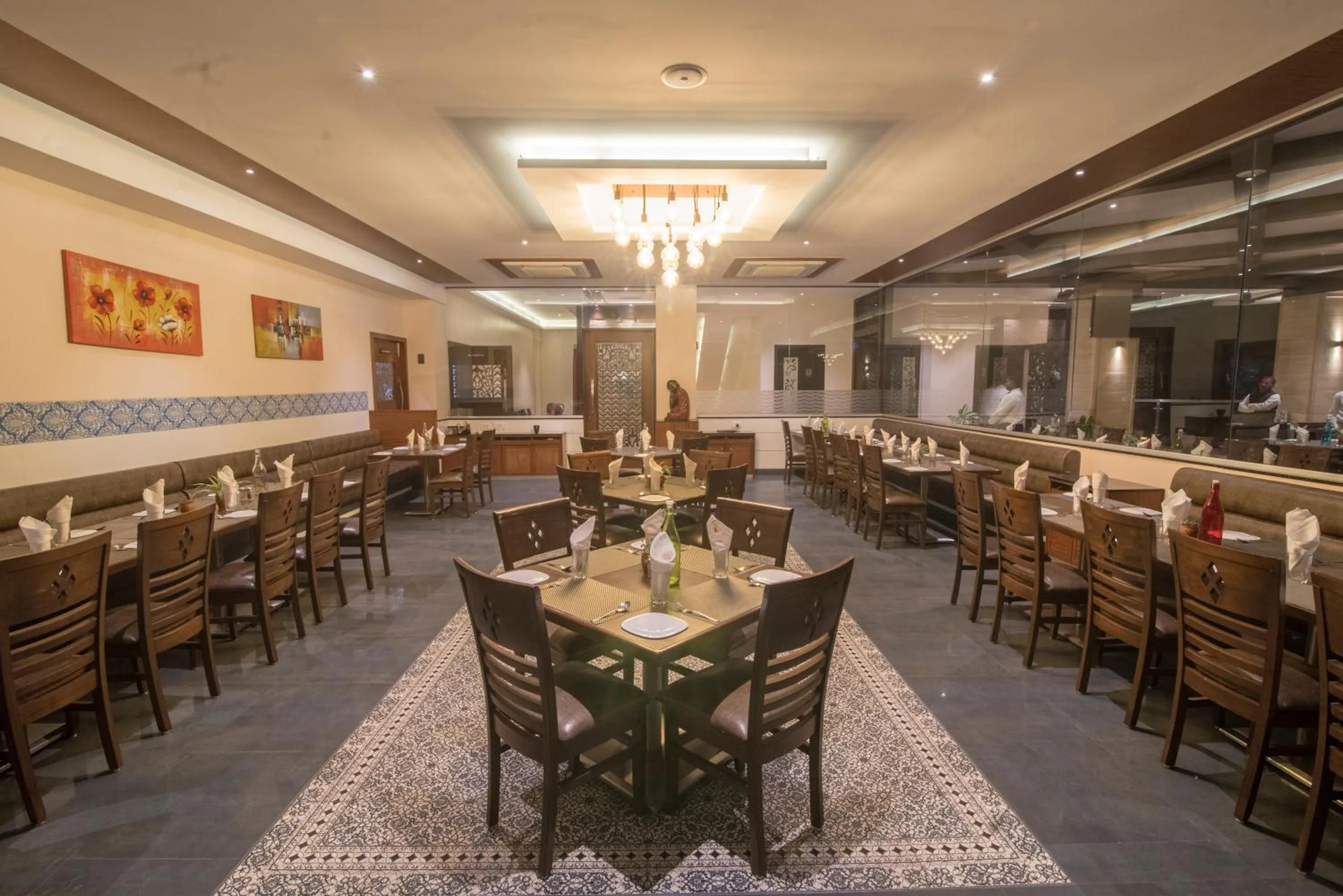 Restaurant/places to eat in Hotel Ayodhya