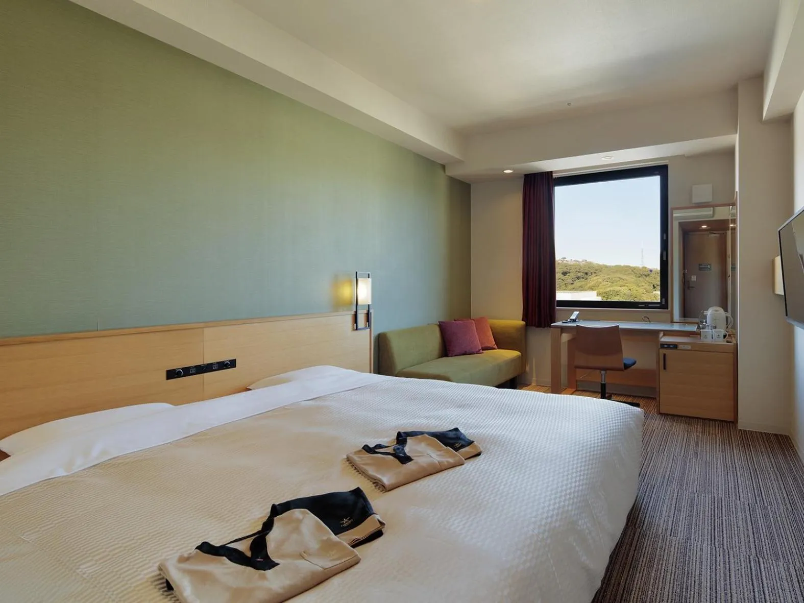 Bed in Candeo Hotels Matsuyama Okaido