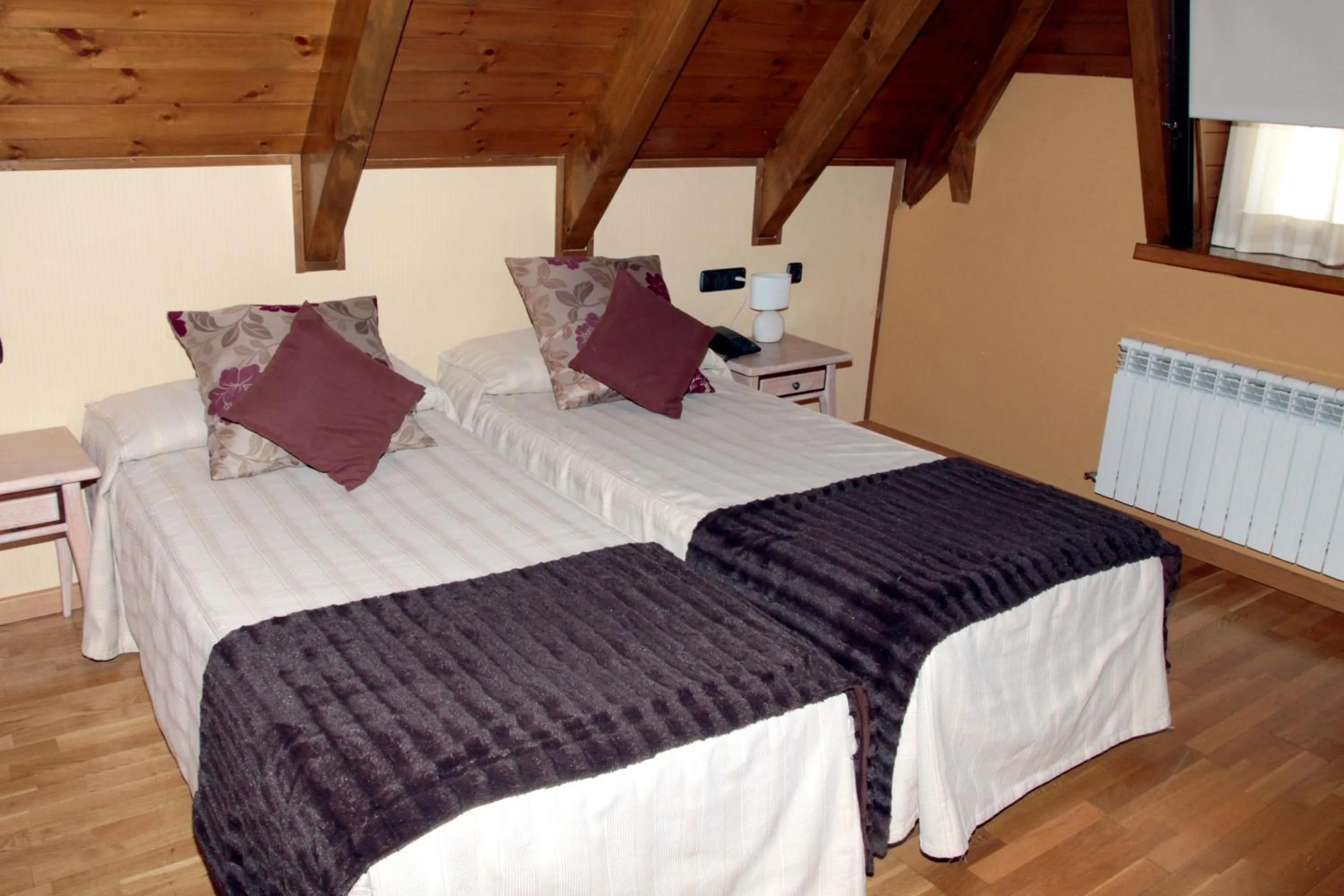 Bedroom, Bed in Albares