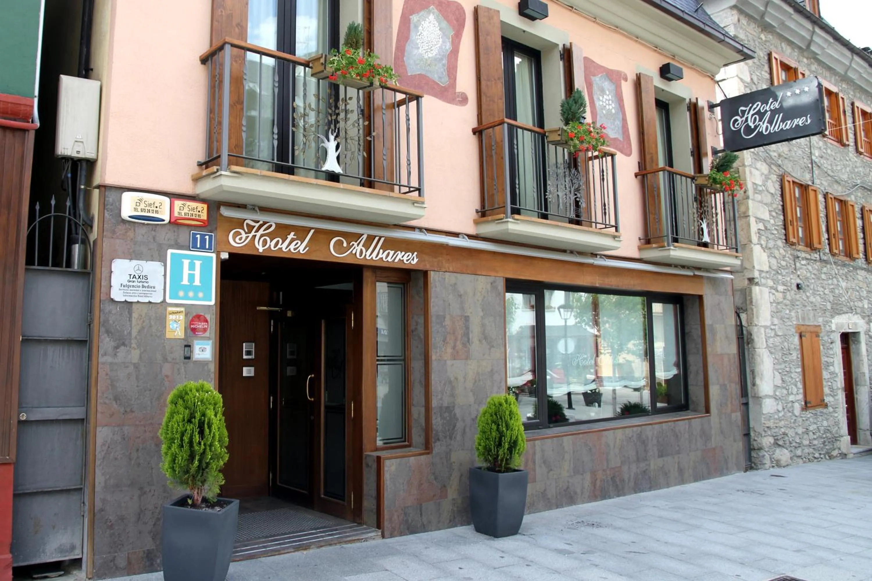 Facade/entrance in Albares