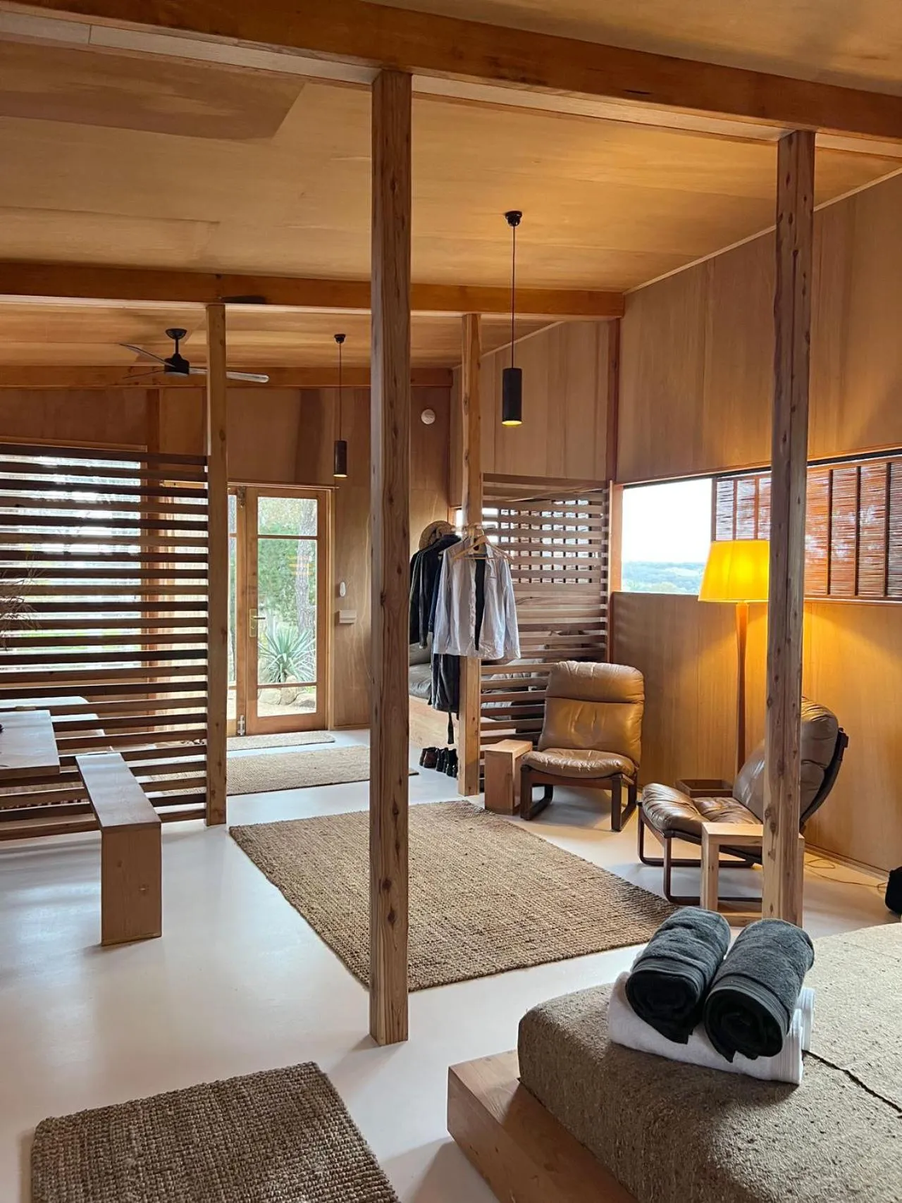 Photo of the whole room, Bed in be&be castlemaine