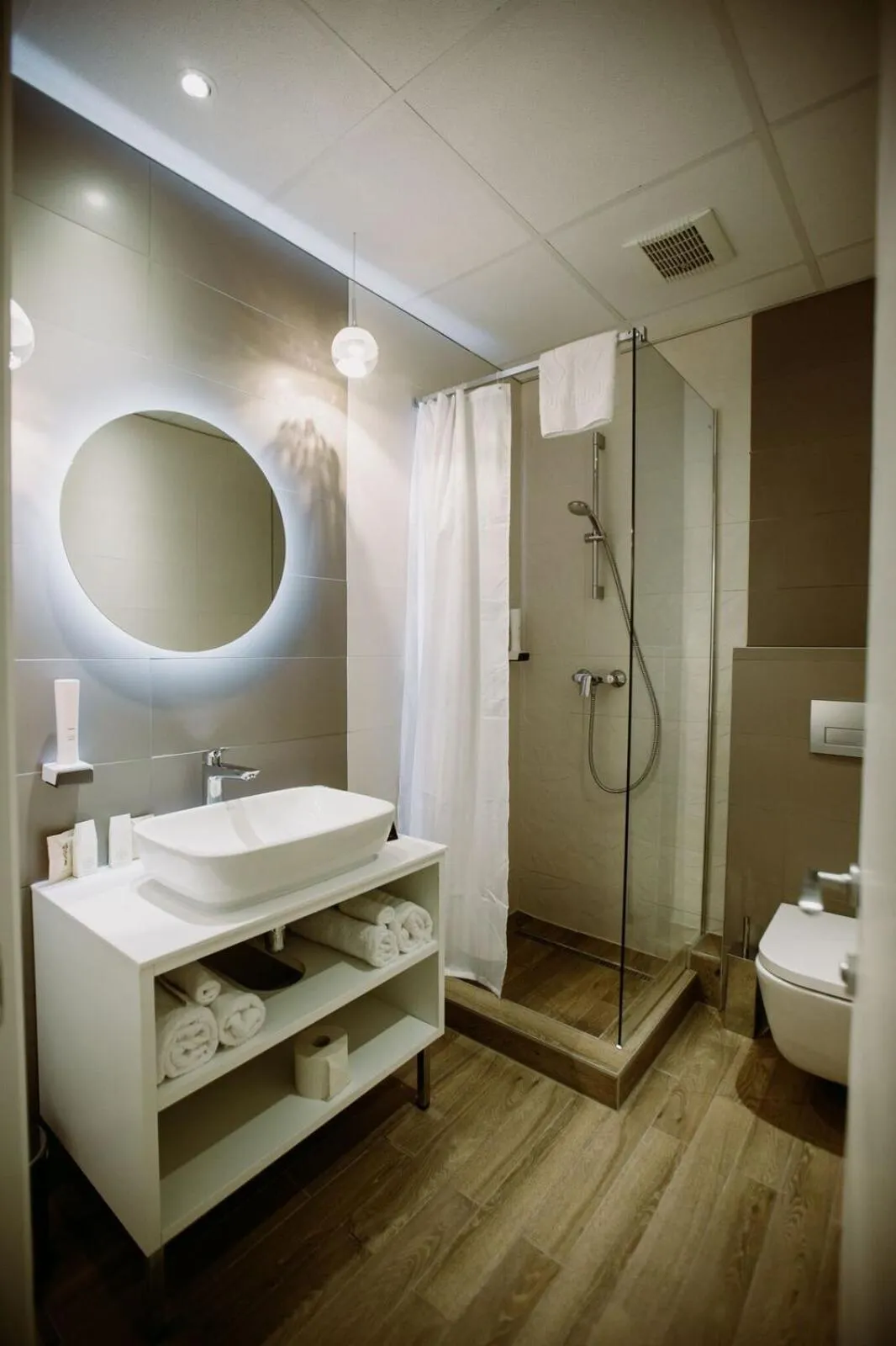 Shower, Bed in The Hotel Unforgettable - Hotel Tiliana by Homoky Hotels & Spa