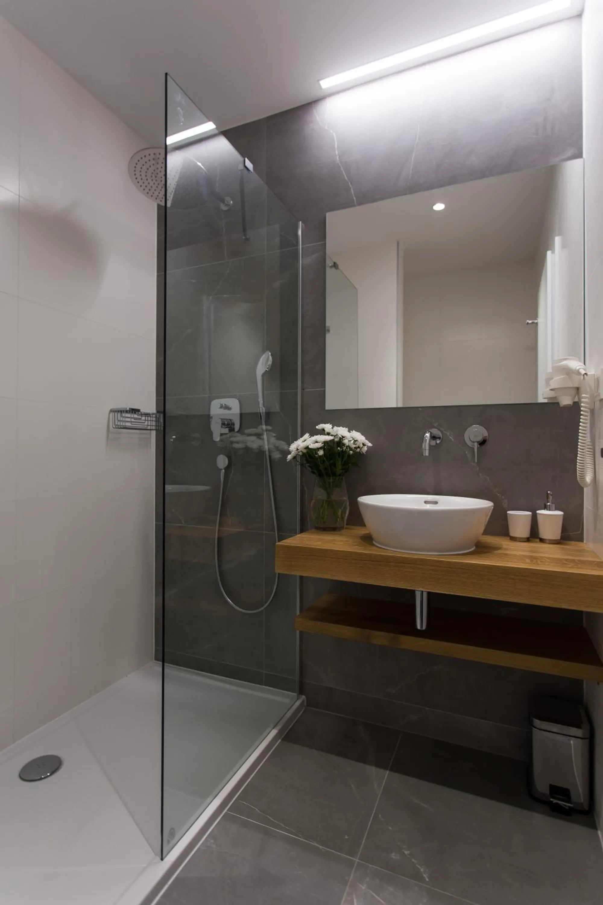 Shower in Bifora Heritage Hotel