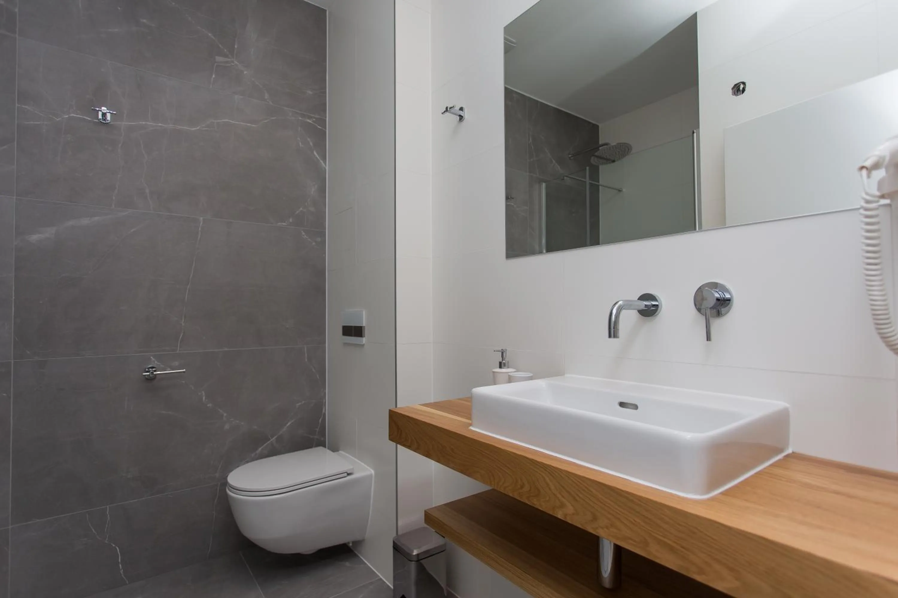 Shower in Bifora Heritage Hotel