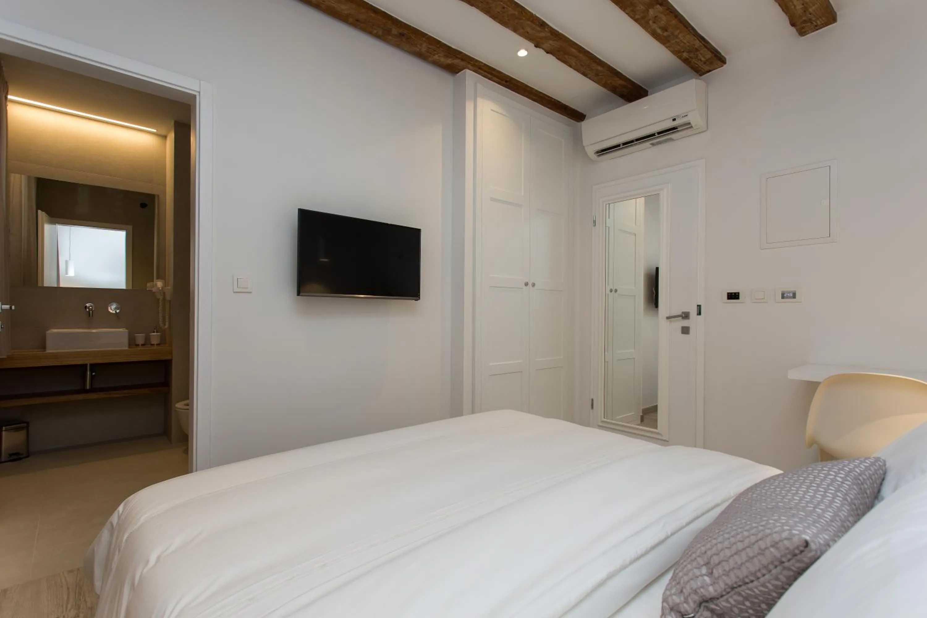 Bed in Bifora Heritage Hotel